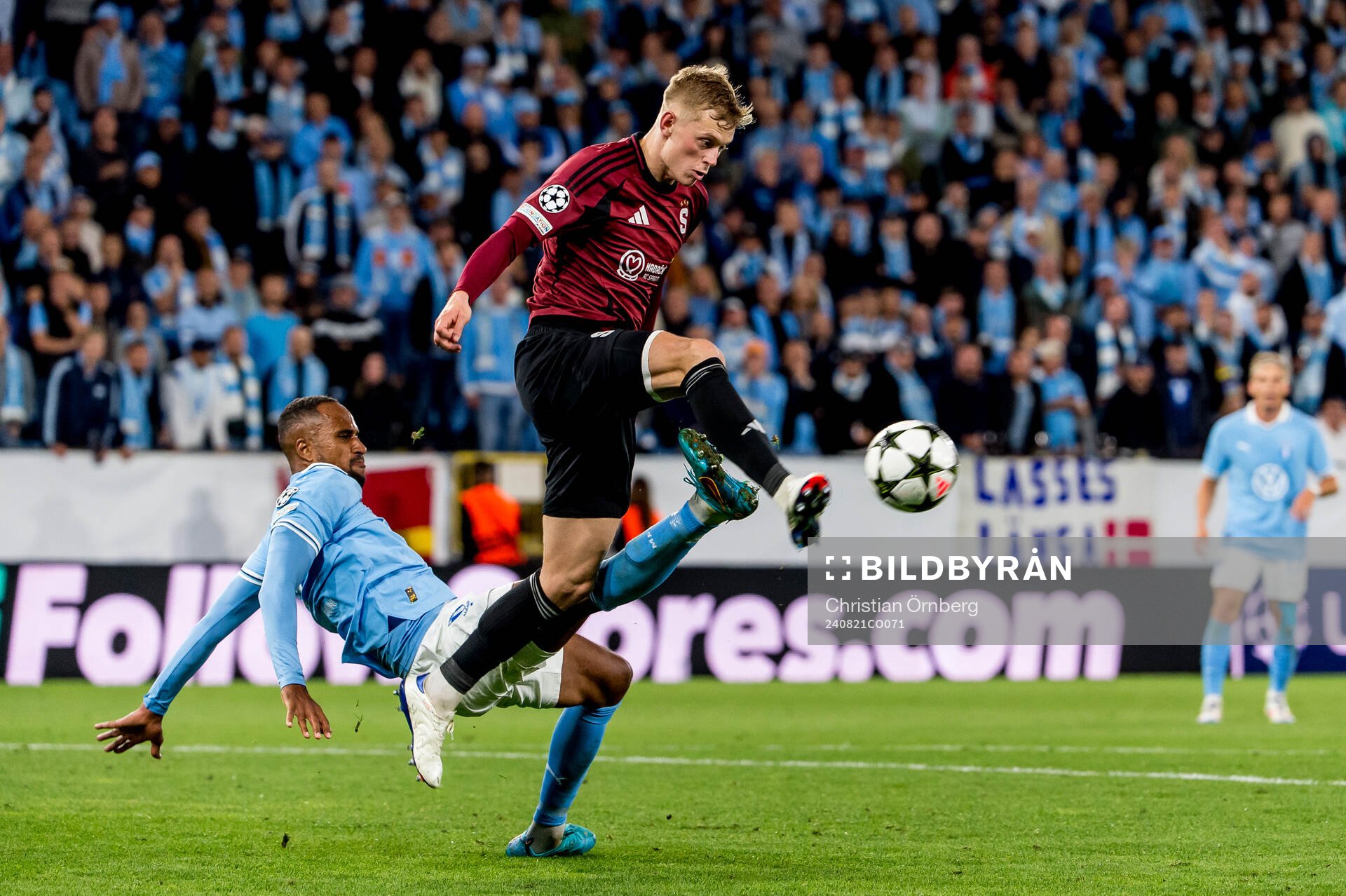 Filip Panak of Sparta Prag and Isaac Kiese Thelin of Malmö