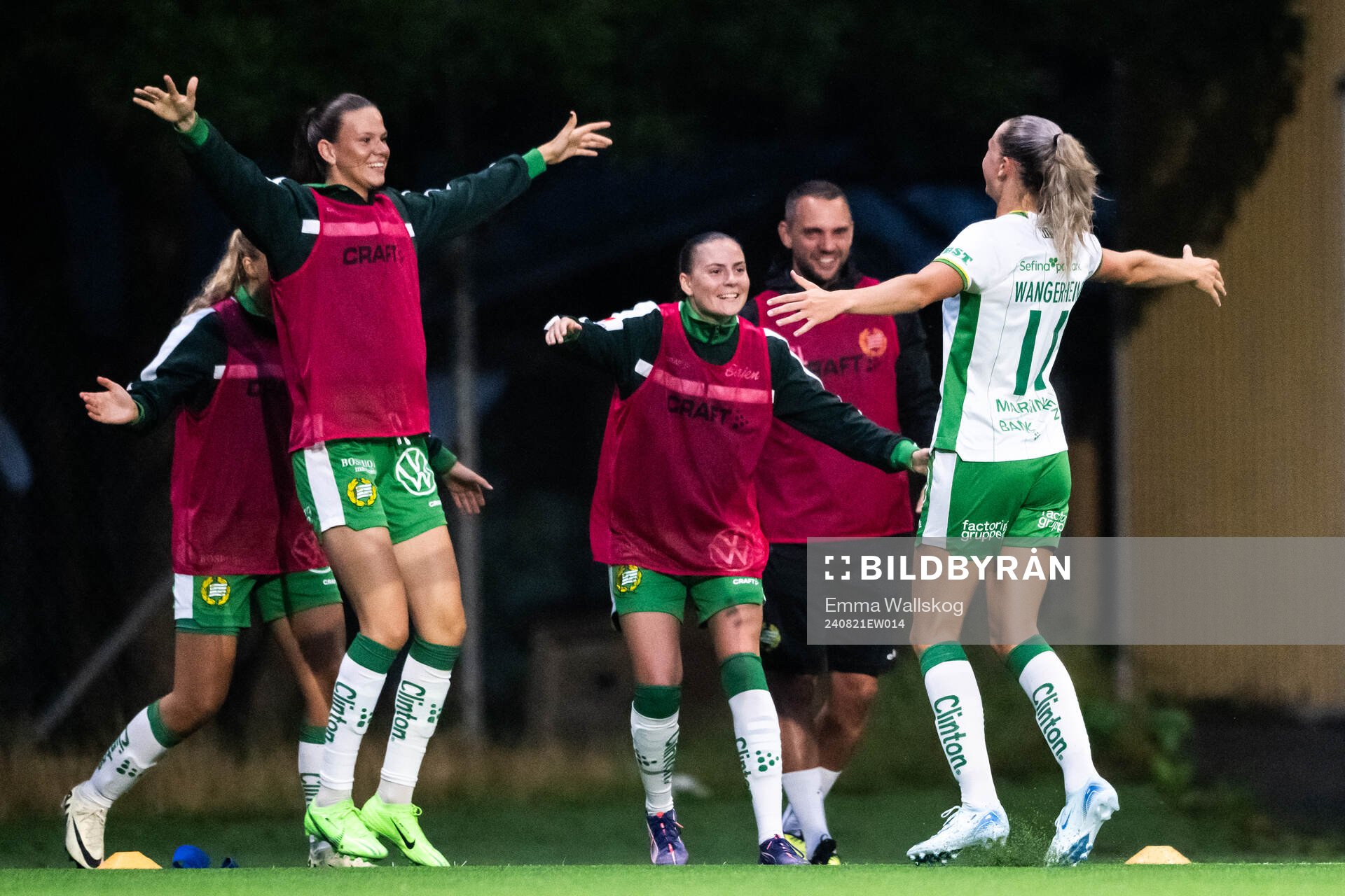 Hammarbys Ellen Wangerheim jublar med lagkamrater