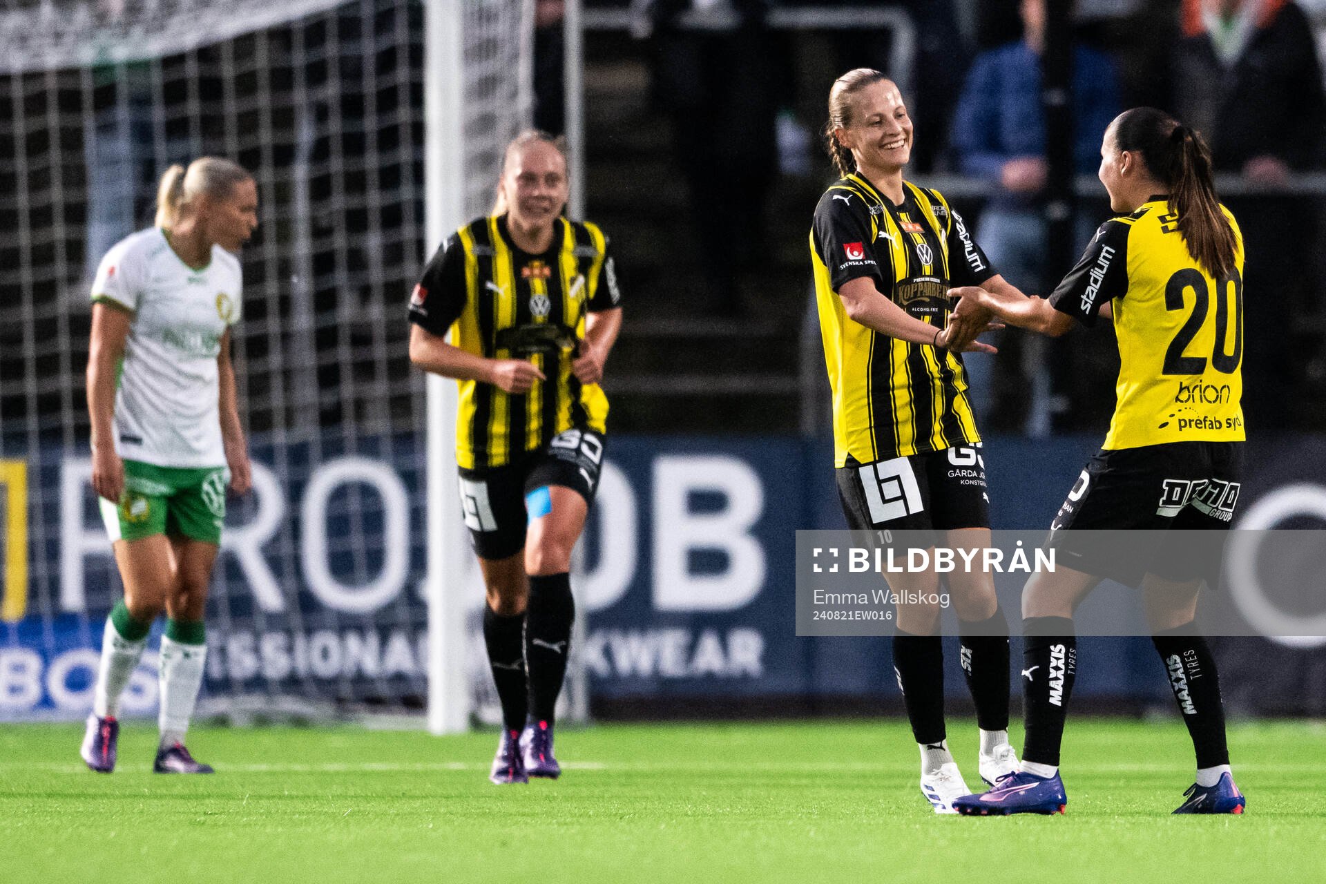 Häckens Anna Anvegård och Hanna Wijk jublar