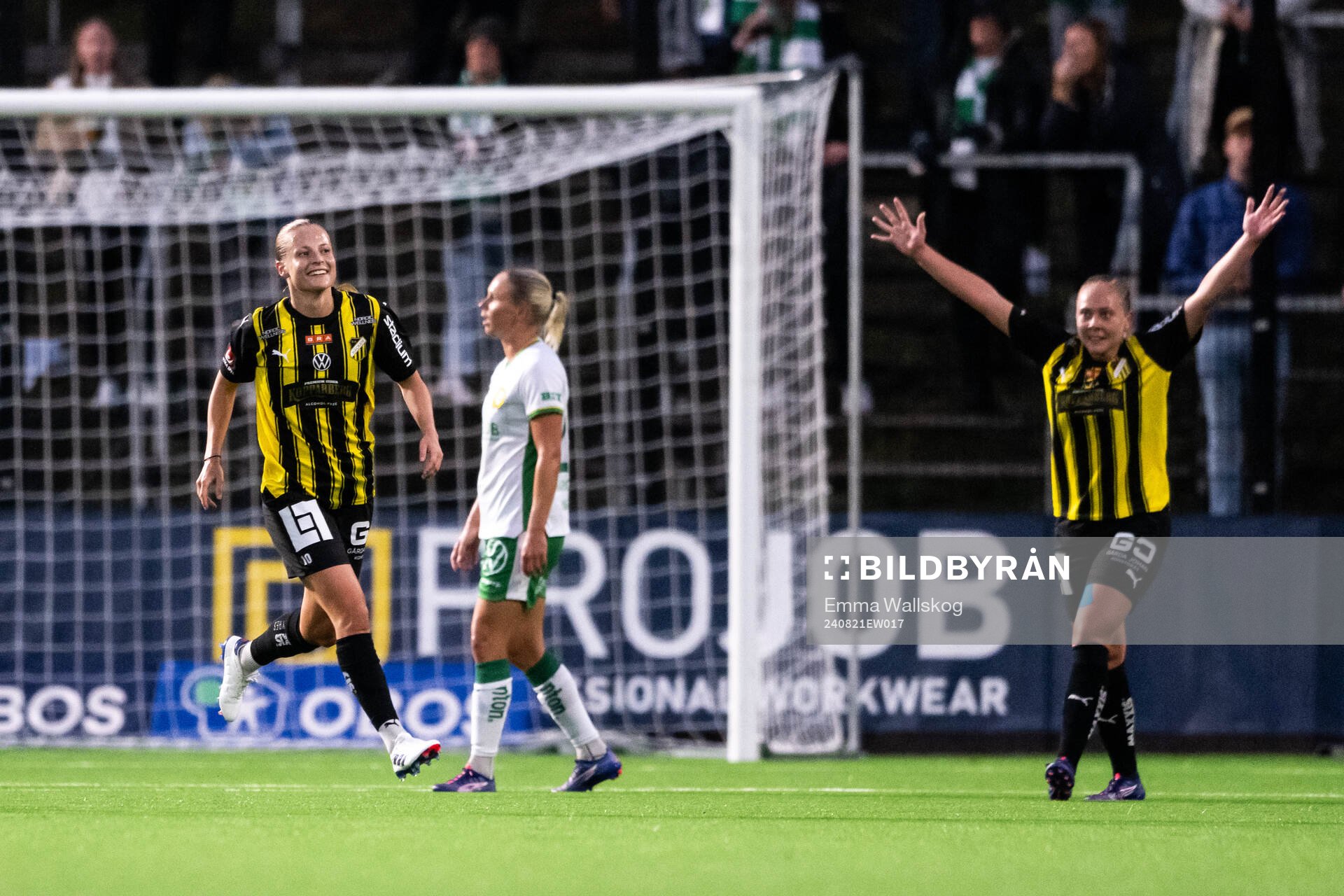 Häckens Anna Anvegård och Alice Bergström jublar