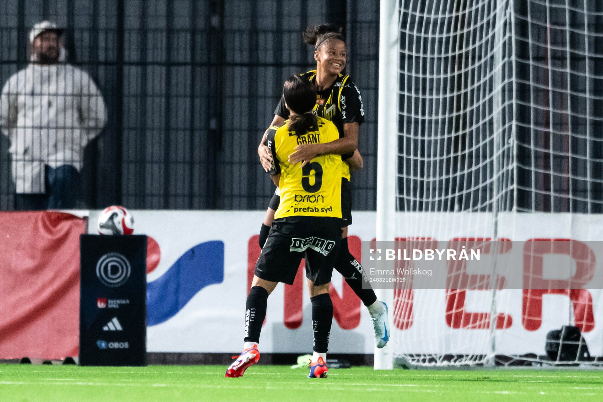 Häckens Ruby Grant och Felicia Schröder jublar