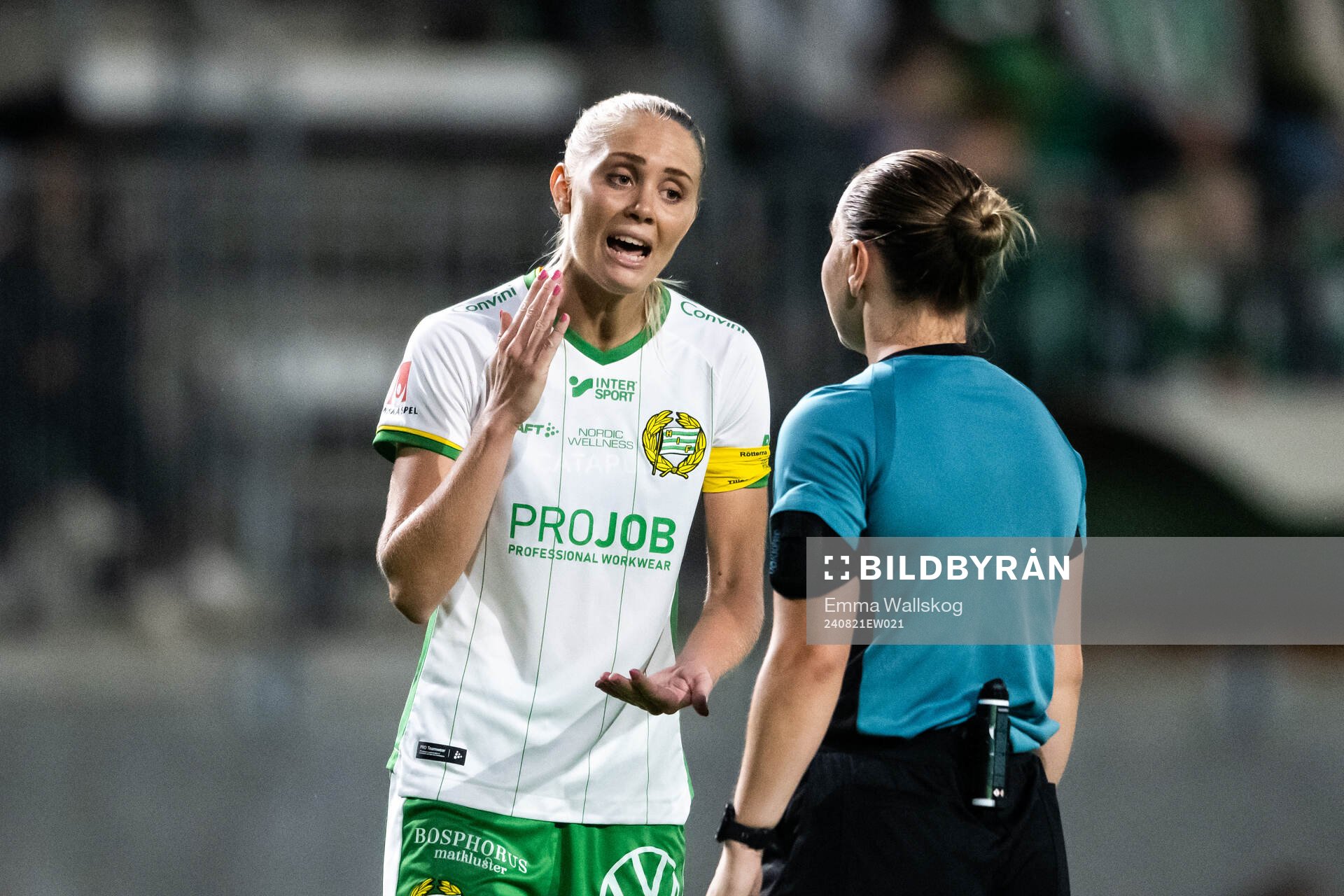 Hammarbys Alice Carlsson och Domare Hanna Laajanen