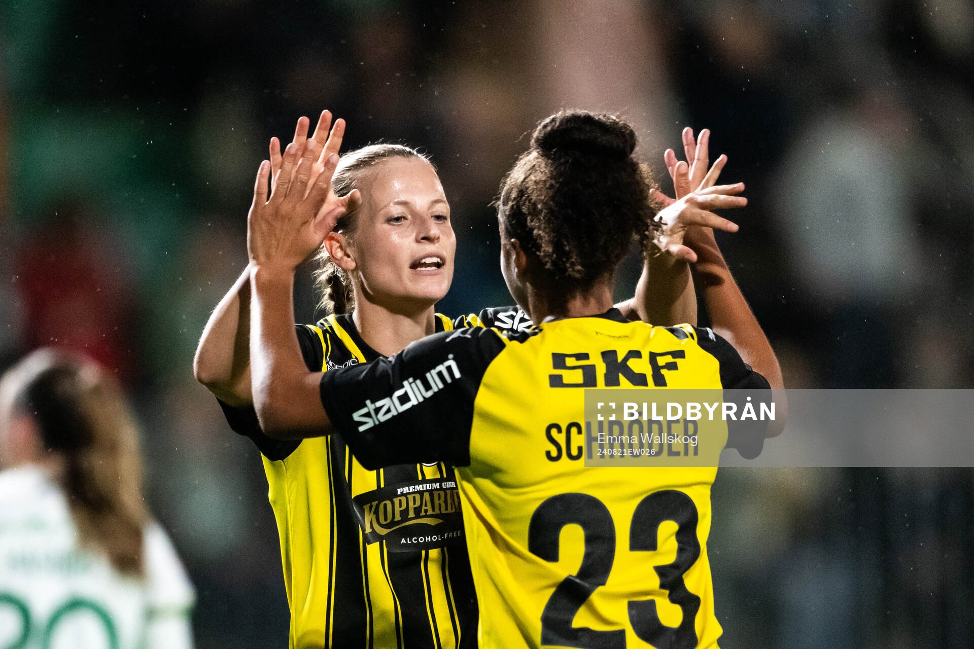 Häckens Anna Anvegård och Felicia Schröder jublar