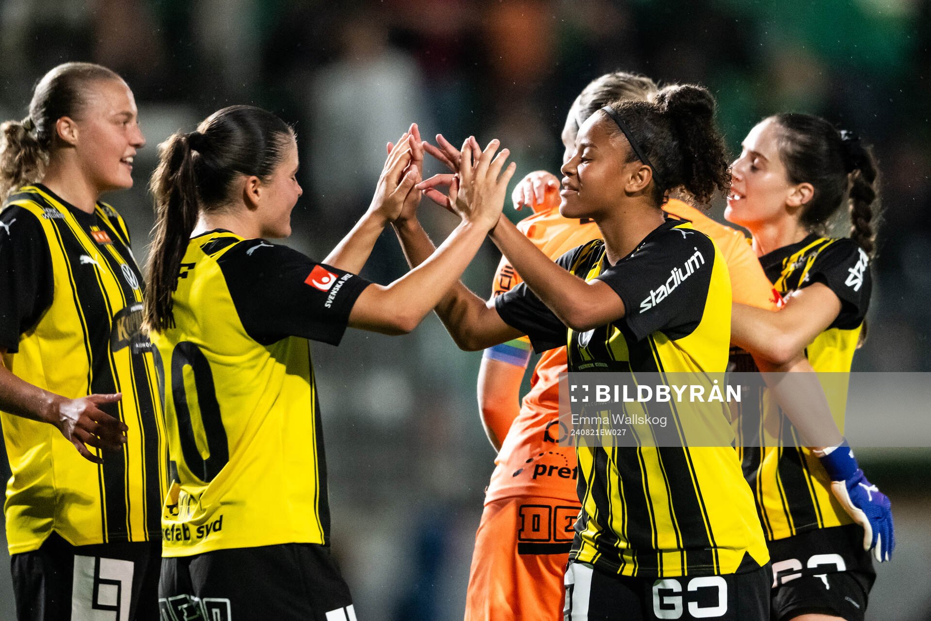 Häckens Hanna Wijk och Felicia Schröder jublar