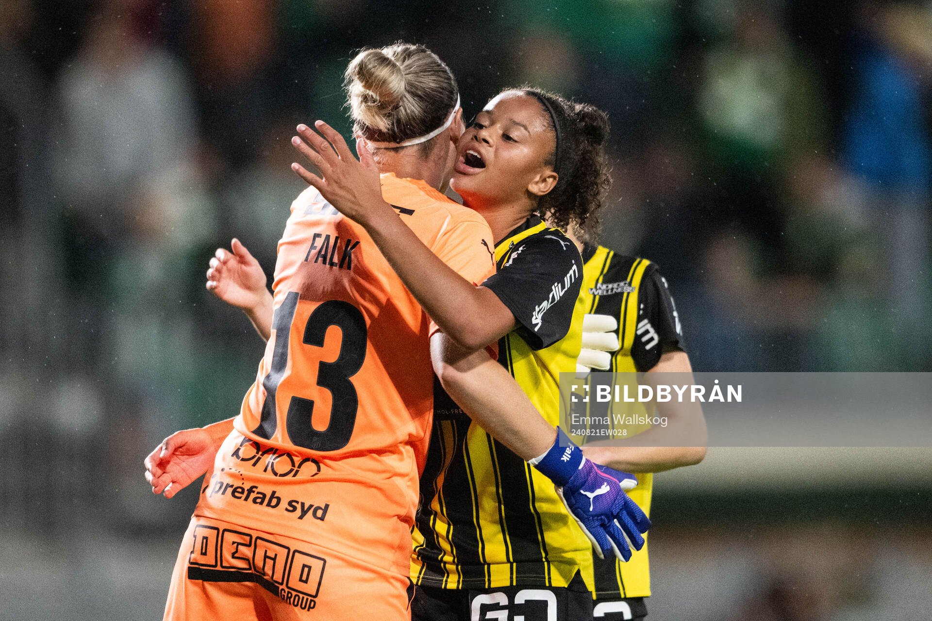 Häckens målvakt Jennifer Falk och Felicia Schröder jublar efter fotbollsmatchen i Damallsvenskan mellan Hammarby och Häcken den 21 augusti 2024 i Stockholm.