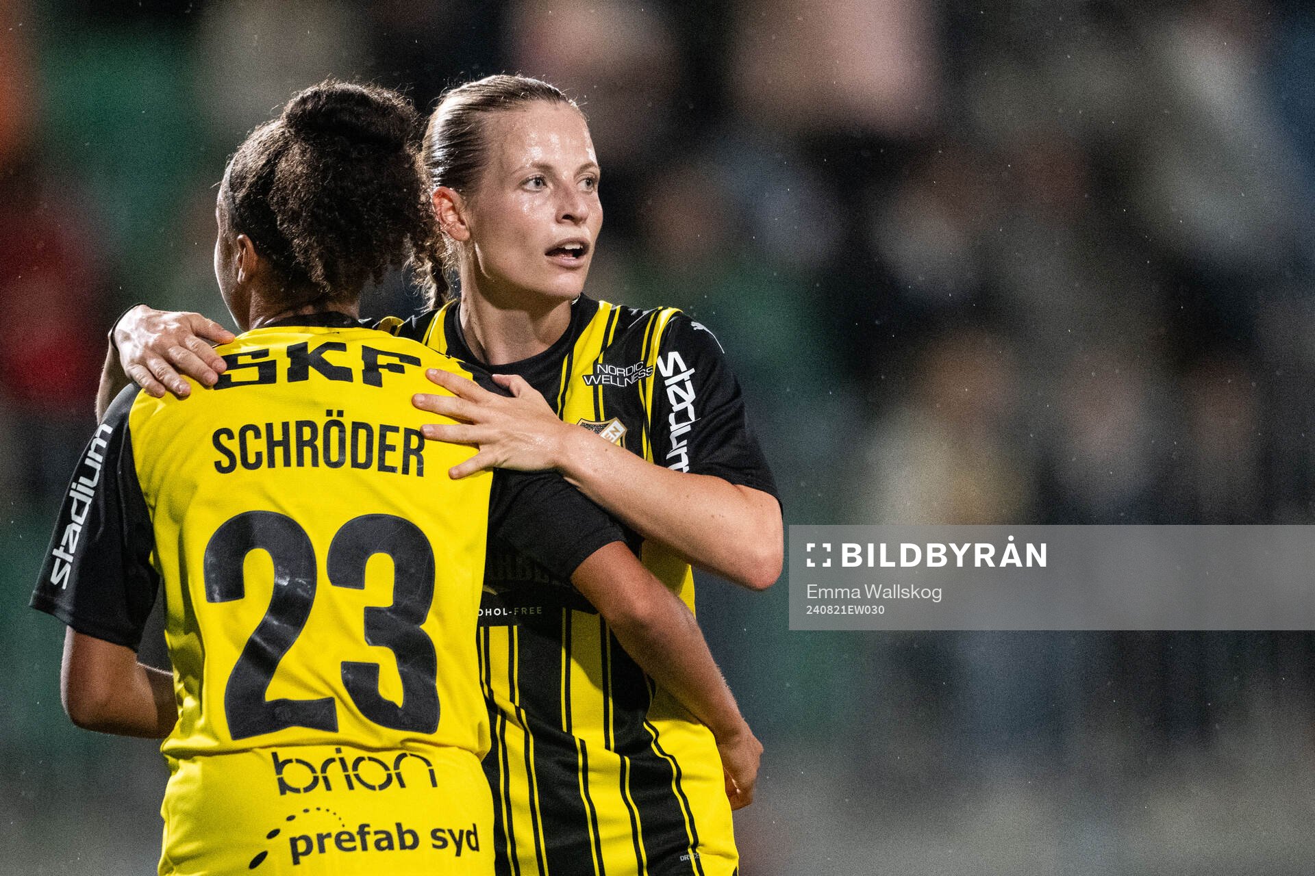 Häckens Felicia Schröder och Anna Anvegård jublar