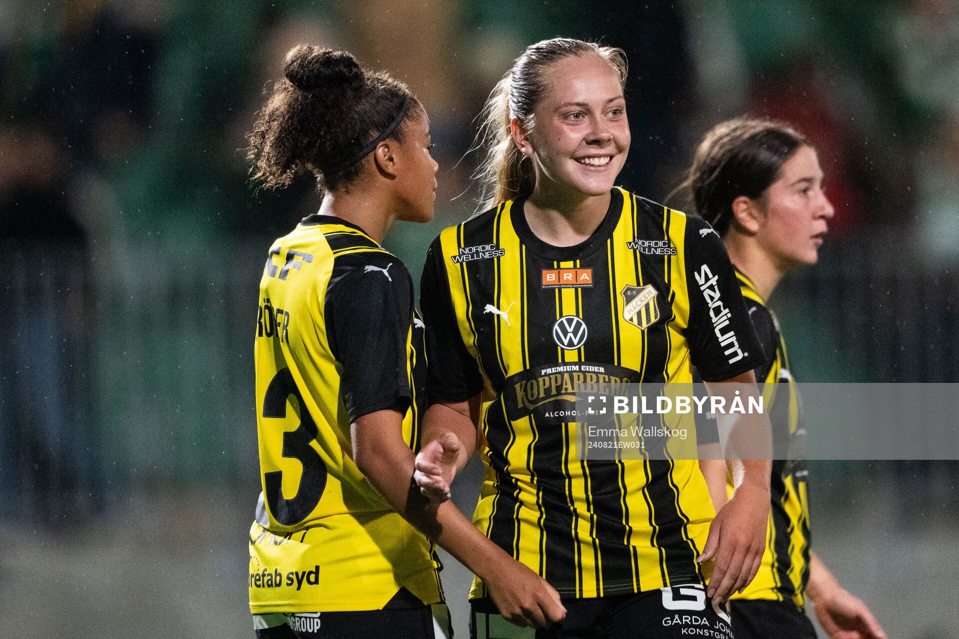 Häckens Felicia Schröder och Alice Bergström jublar
