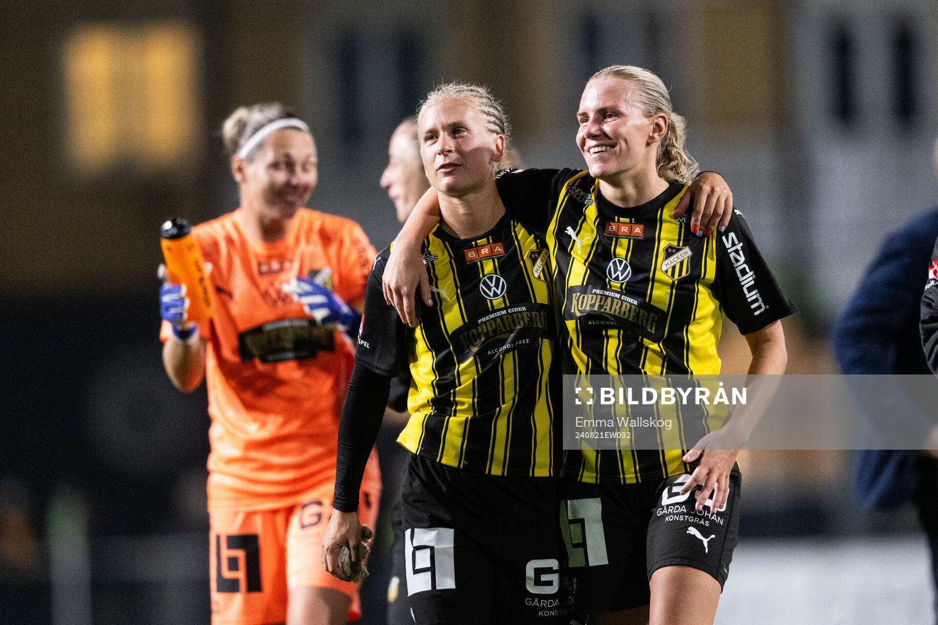 Häckens Filippa Curmark och Josefine Rybrink jublar