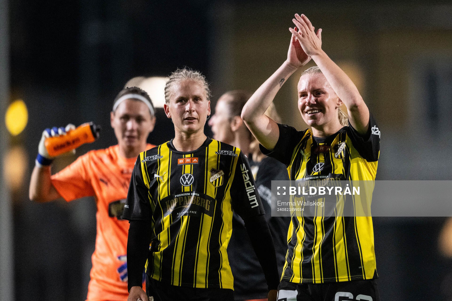 Häckens Filippa Curmark och Josefine Rybrink jublar