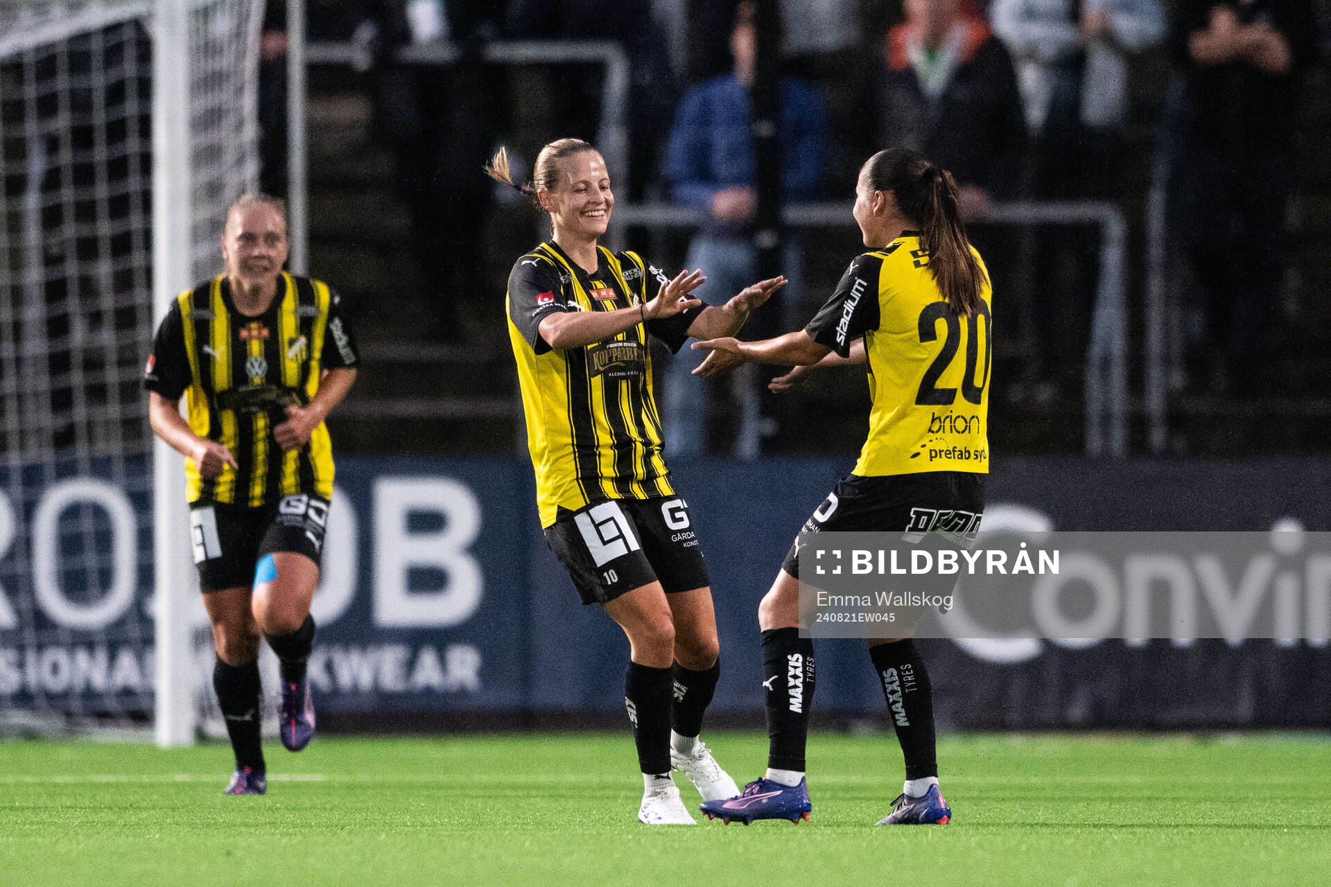 Häckens Anna Anvegård jublar med Hanna Wijk