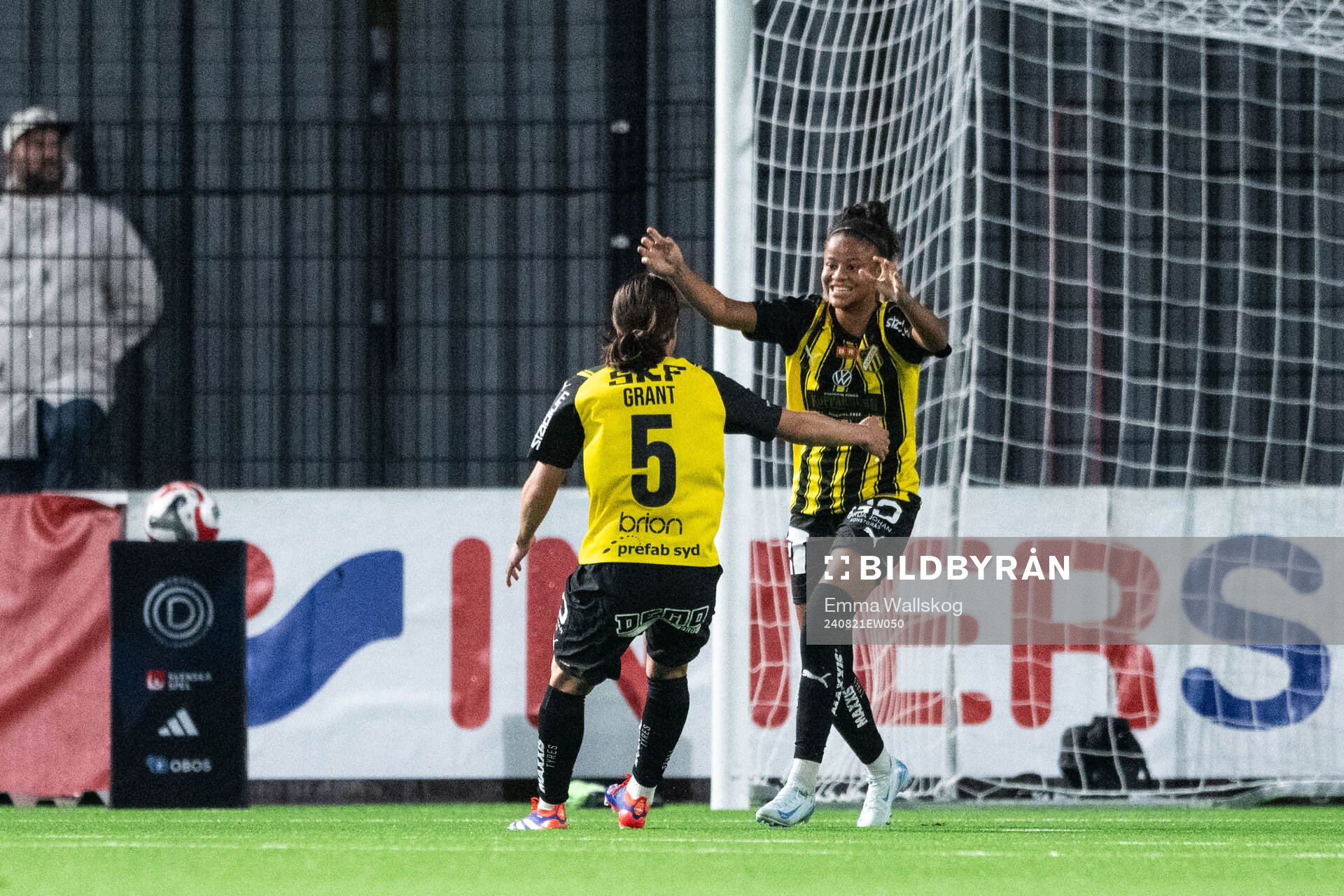 Häckens Felicia Schröder jublar med Ruby Grant