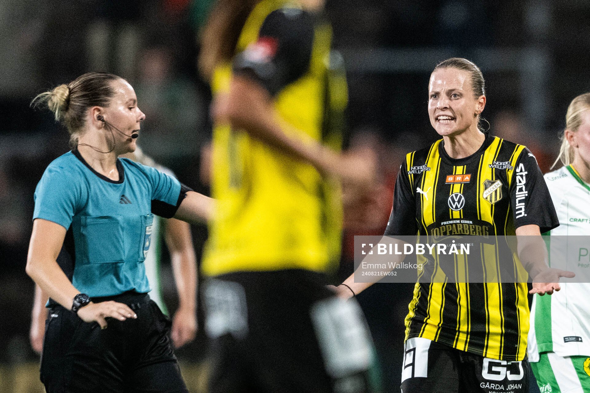 Häckens Anna Anvegård reagerar mot domare Hanna Laajanen