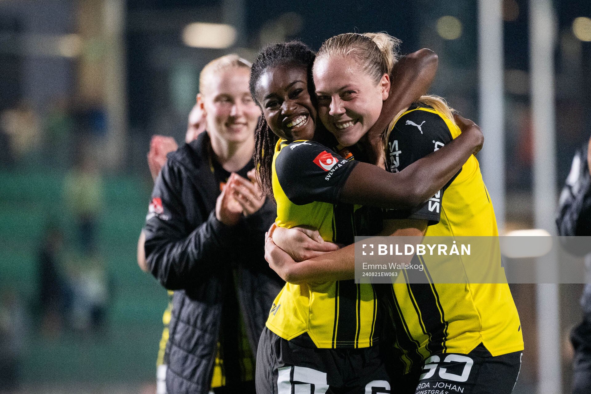 Häckens Monica Jusu Bah och Alice Bergström jublar