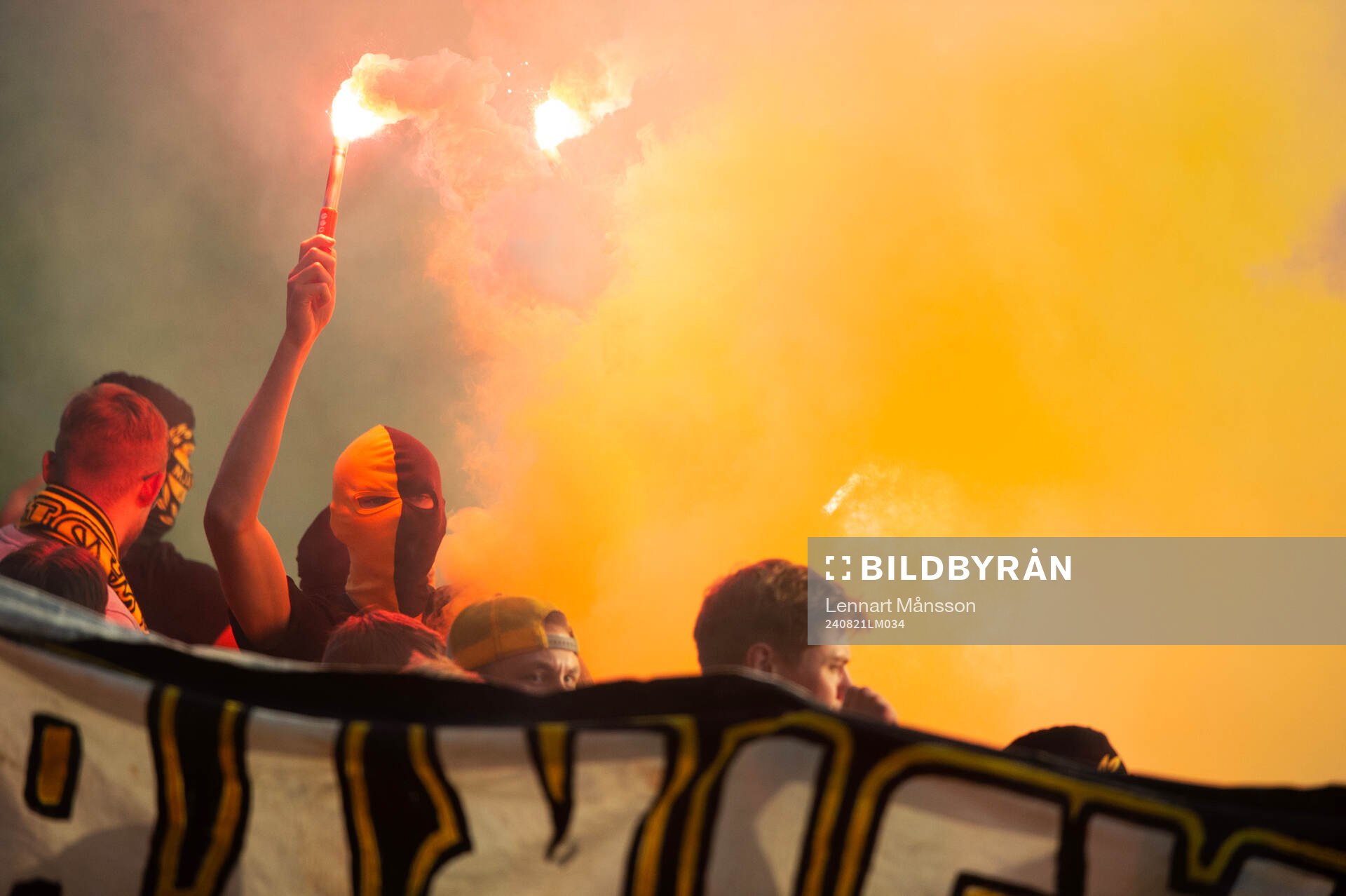 Mjällbys supporters eldar bengaler  i matchen i Svenska