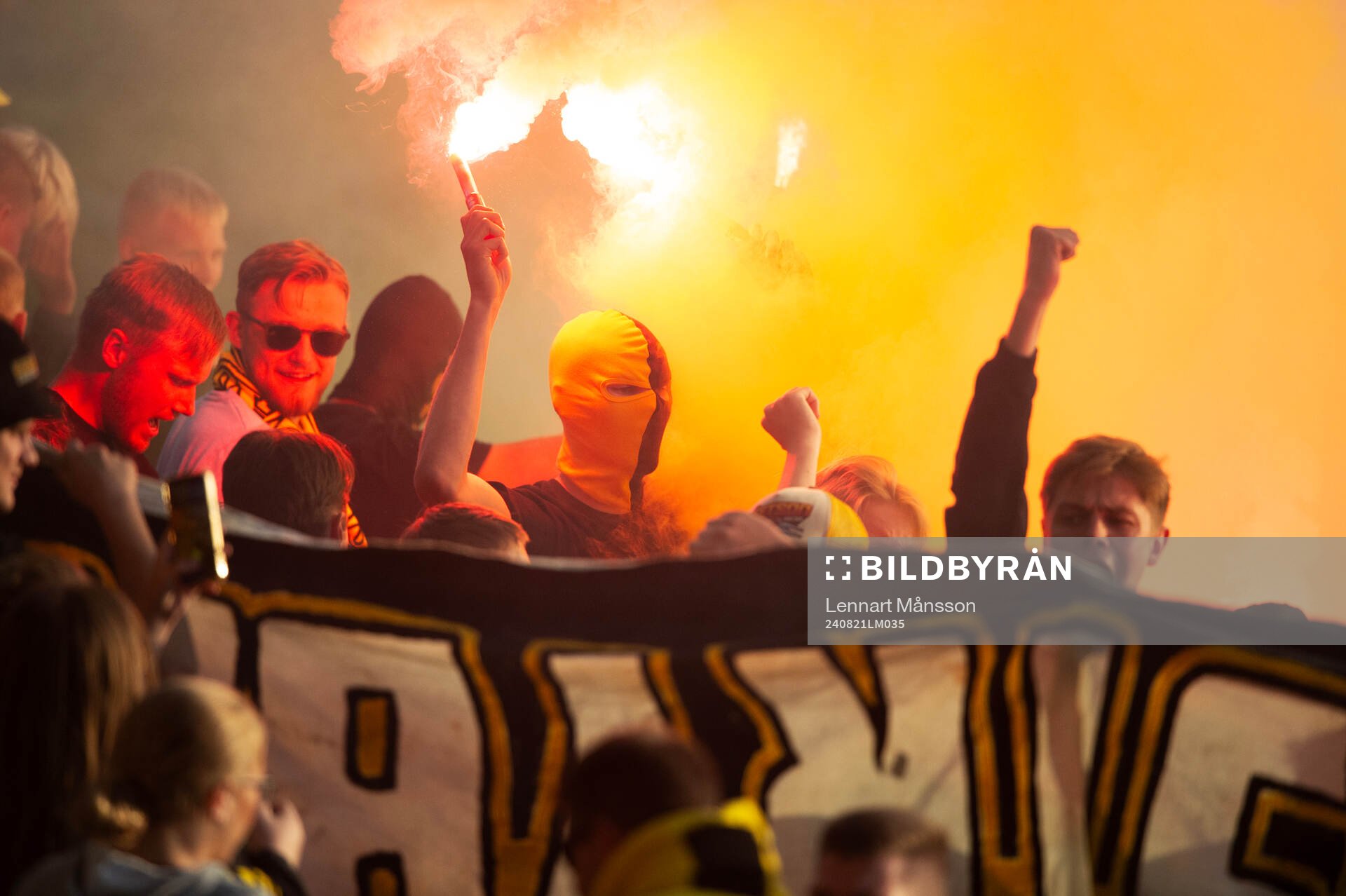 Mjällbys supporters eldar bengaler  i matchen i Svenska