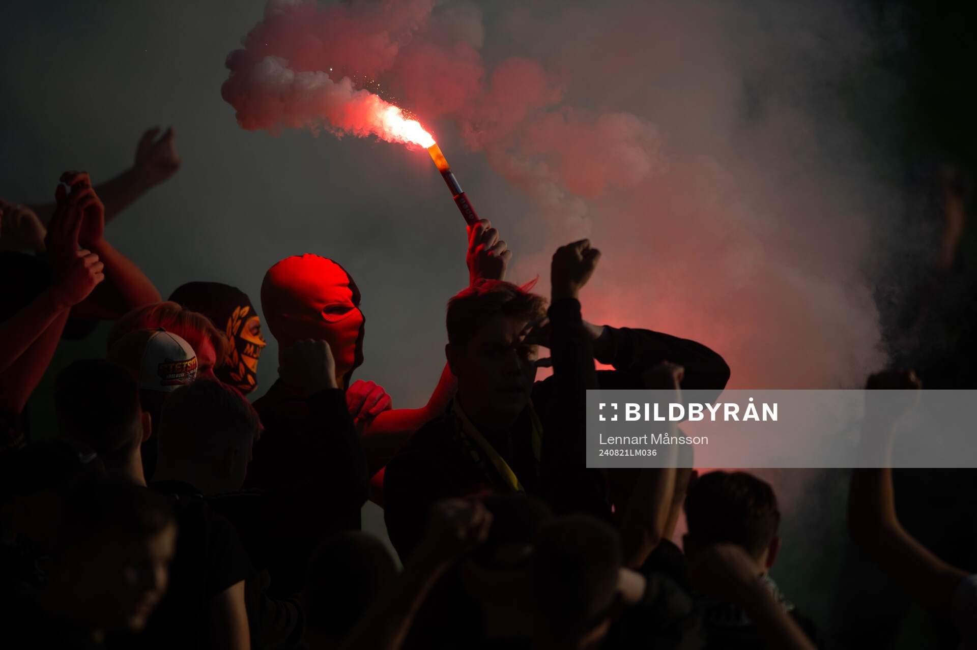 Mjällbys supporters eldar bengaler i matchen i Svenska