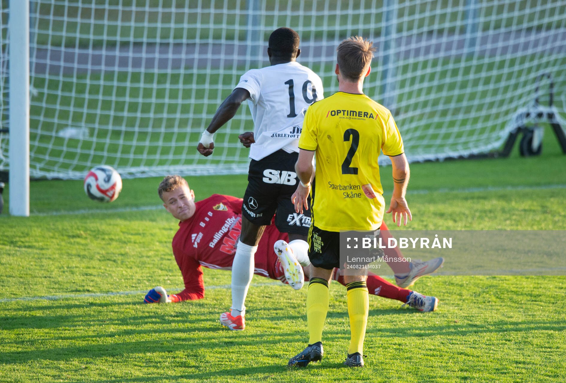 Mjällbys Abdoulie Manneh överlistar IFK Hässleholms målvakt Alve Lind (född 2006) i matchen i Svenska Cupen mellan IFK Hässleholm och Mjällby AIF i Hässleholm 21 augusti 2024.
