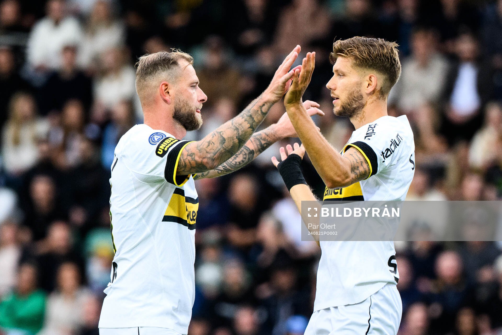 AIKs John Guidetti och Anton Salétros jublar efter 0-1 under fotbollsmatchen i Svenska Cupen mellan Kubikenborgs IF och AIK den 21 augusti 2024 i Sundsvall.