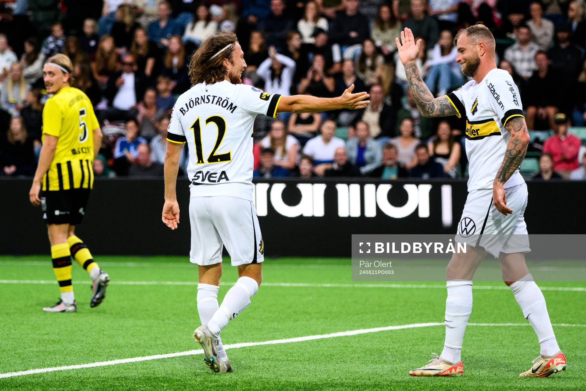 AIKs John Guidetti jublar med Axel Björnström efter 0-2 under fotbollsmatchen i Svenska Cupen mellan Kubikenborgs IF och AIK den 21 augusti 2024 i Sundsvall.