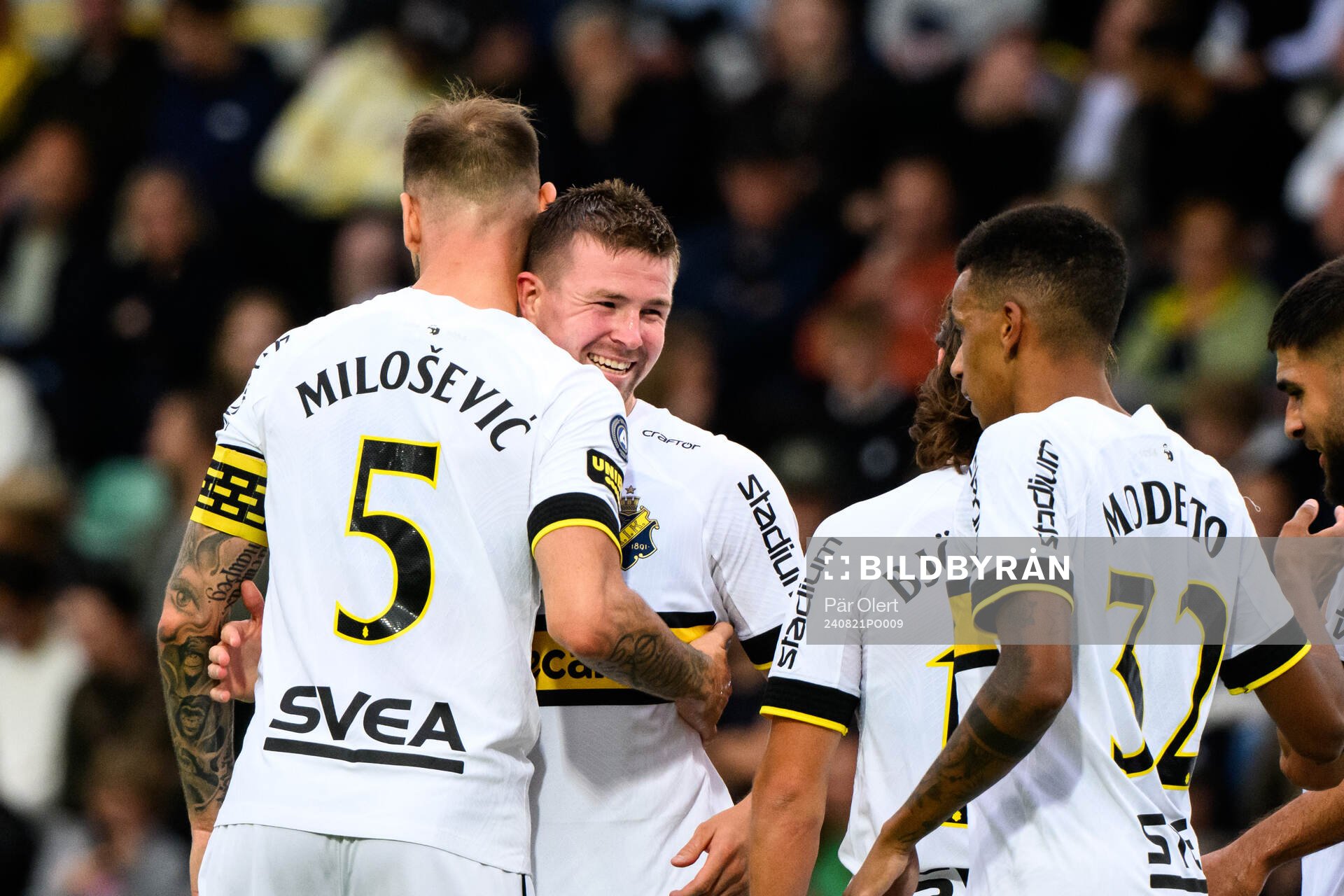 AIKs Mads Døhr Thychosen jublar med lagkamrater efter 0-4 under fotbollsmatchen i Svenska Cupen mellan Kubikenborgs IF och AIK den 21 augusti 2024 i Sundsvall.