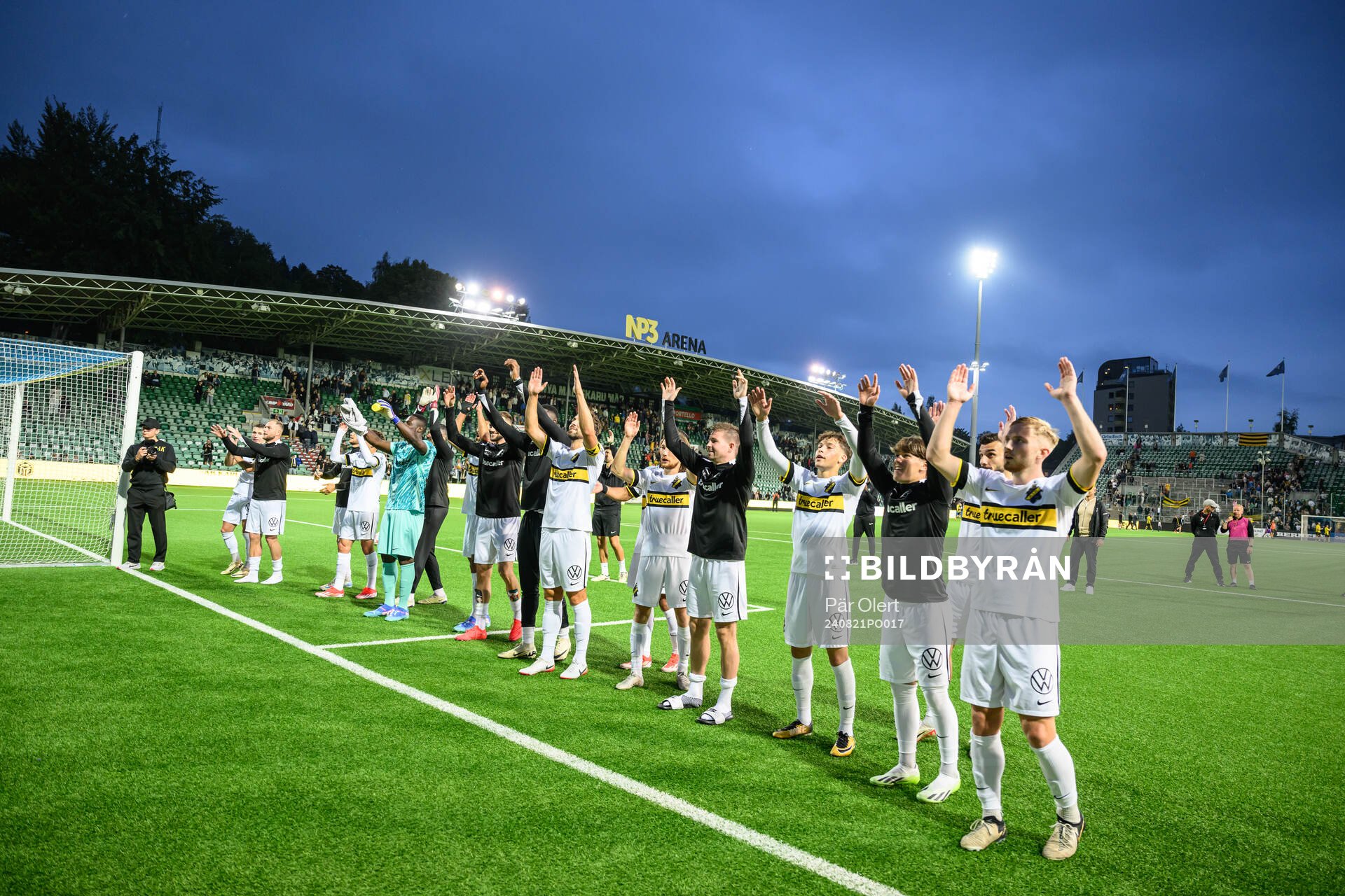 AIK jublar efter fotbollsmatchen i Svenska Cupen mellan Kubikenborgs IF och AIK den 21 augusti 2024 i Sundsvall. 