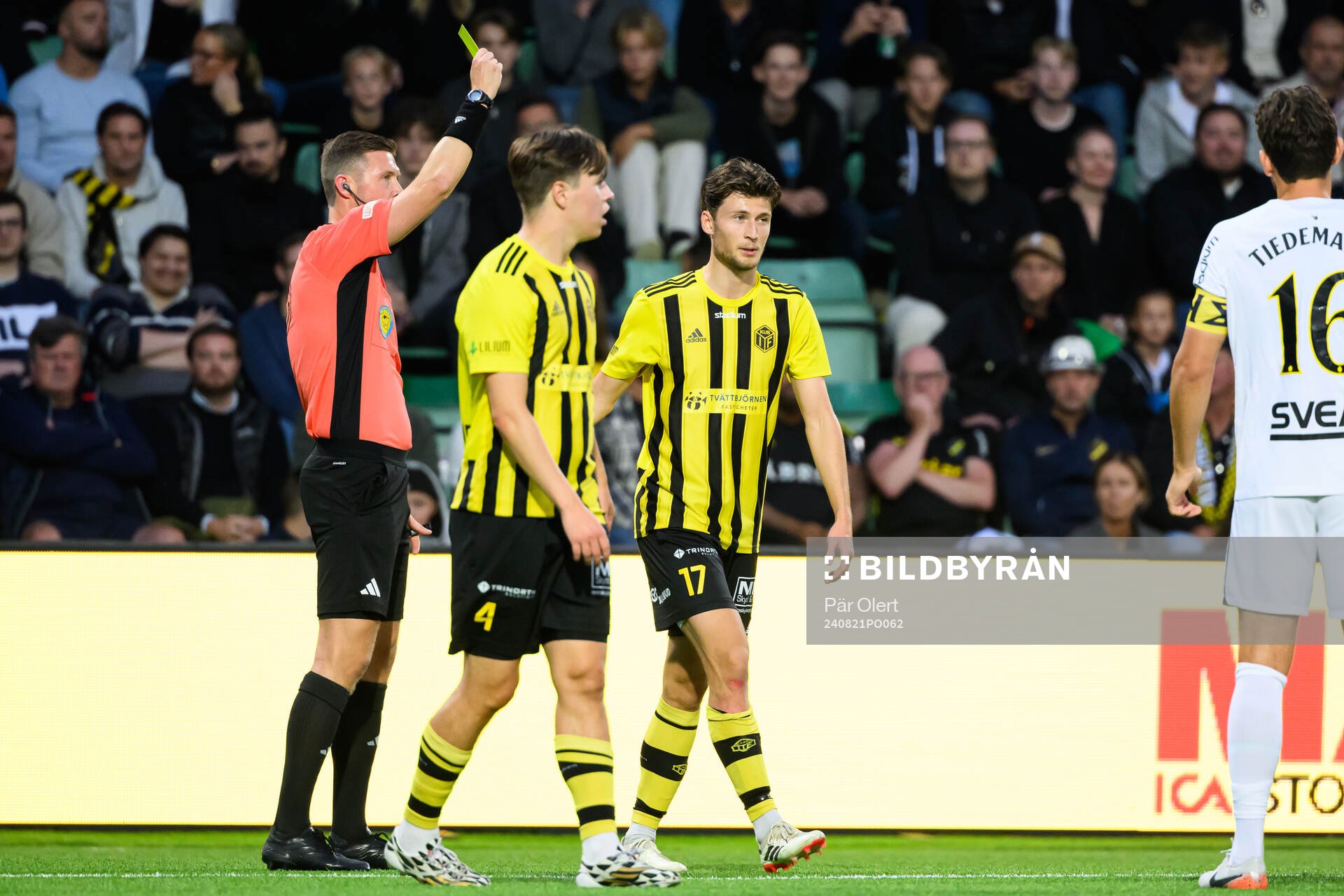 Kubikenborgs Tim Jonsson får gult kort under fotbollsmatchen i Svenska Cupen mellan Kubikenborgs IF och AIK den 21 augusti 2024 i Sundsvall. 