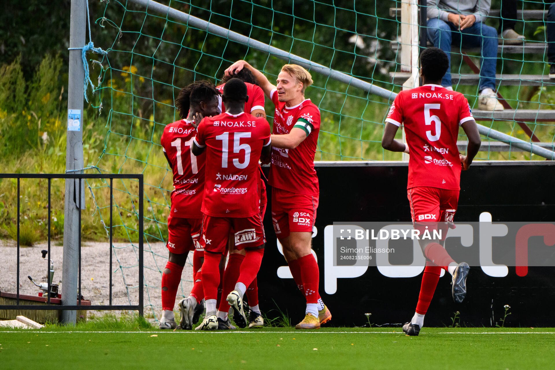 Piteås Jonathan Lundbäck jublar med lagkamrater