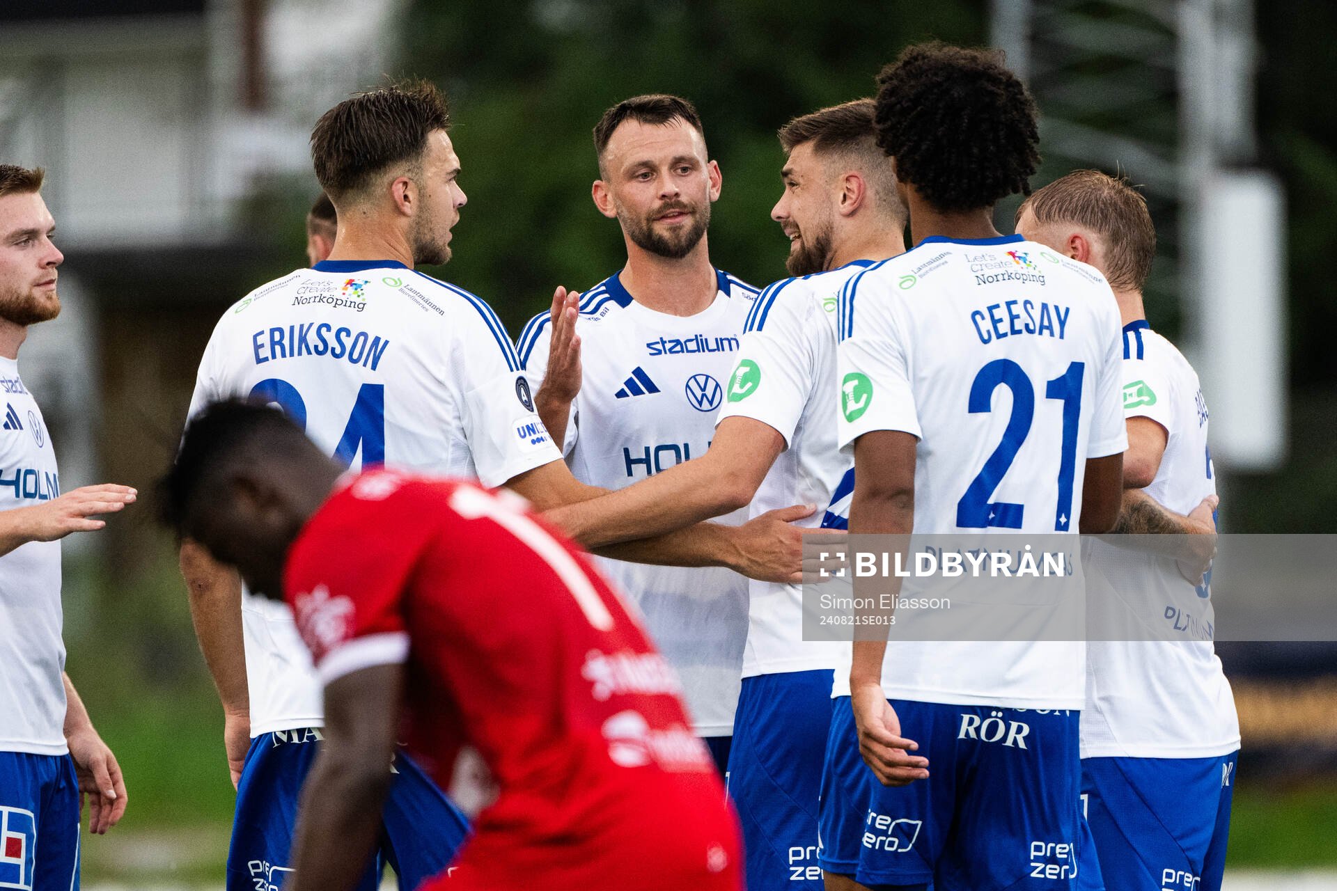 IFK Norrköpings Max Watson och Tim Prica jublar efter 2-1 av Prica under fotbollsmatchen i Svenska Cupen mellan Piteå och IFK Norrköping den 21 augusti 2024 i Piteå.