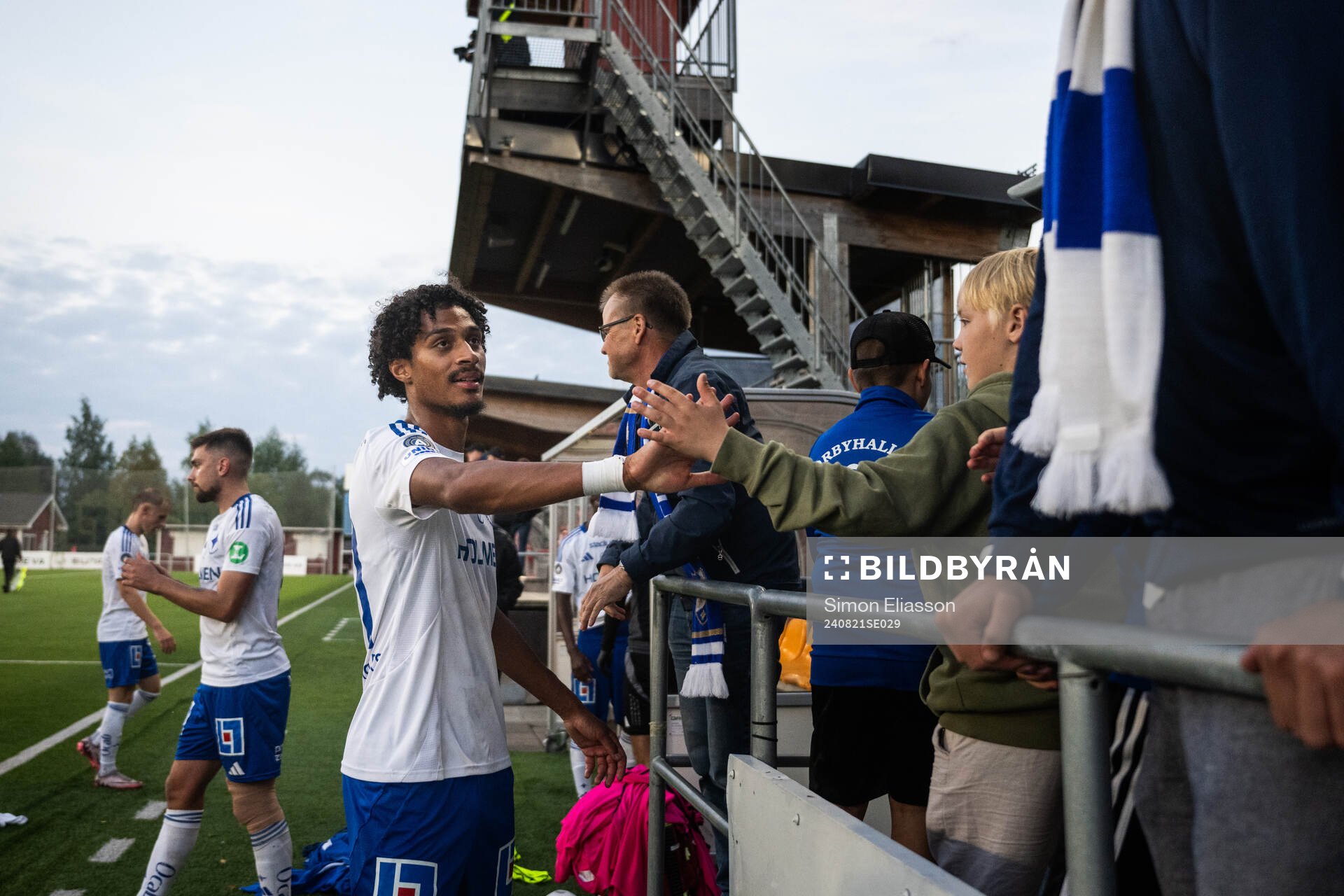 IFK Norrköpings Jesper Ceesay tackar supportrar