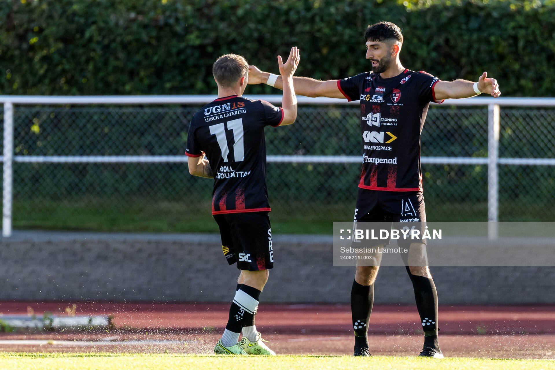 Trollhättans Cihan Sener jublar med lagkamrater efter 1-0 under fotbollsmatchen i Svenska Cupen mellan Trollhättan och GAIS den 21 augusti 2024 i Trollhättan.
