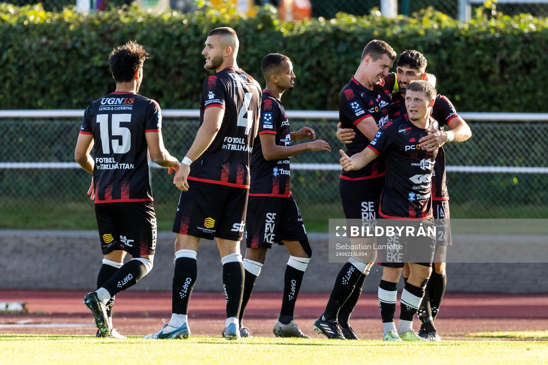 Trollhättans Cihan Sener jublar med lagkamrater efter 1-0 under fotbollsmatchen i Svenska Cupen mellan Trollhättan och GAIS den 21 augusti 2024 i Trollhättan.