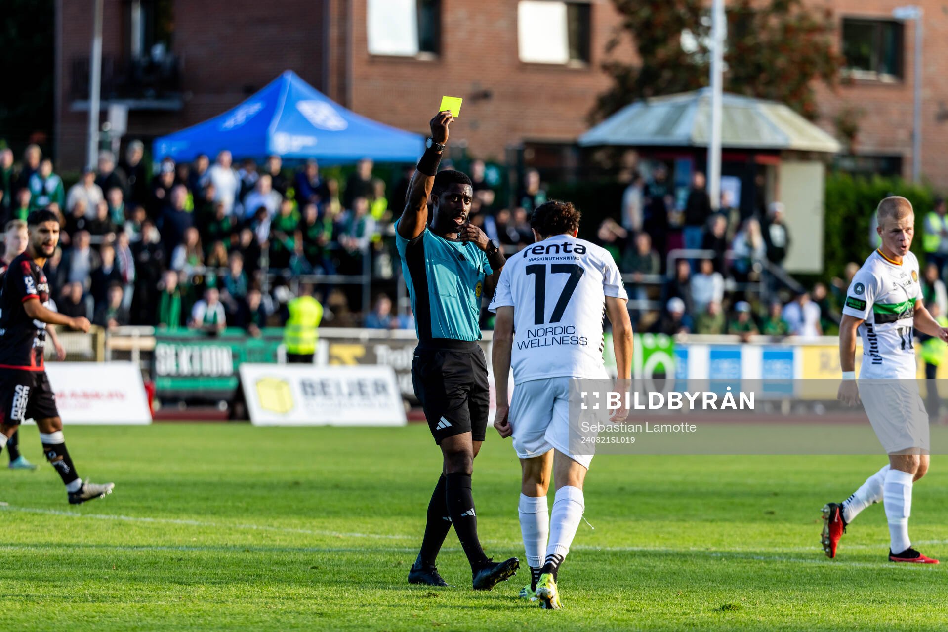 Domare Fredrik Oppong ger GAIS Amin Boudri gult kort under fotbollsmatchen i Svenska Cupen mellan Trollhättan och GAIS den 21 augusti 2024 i Trollhättan.