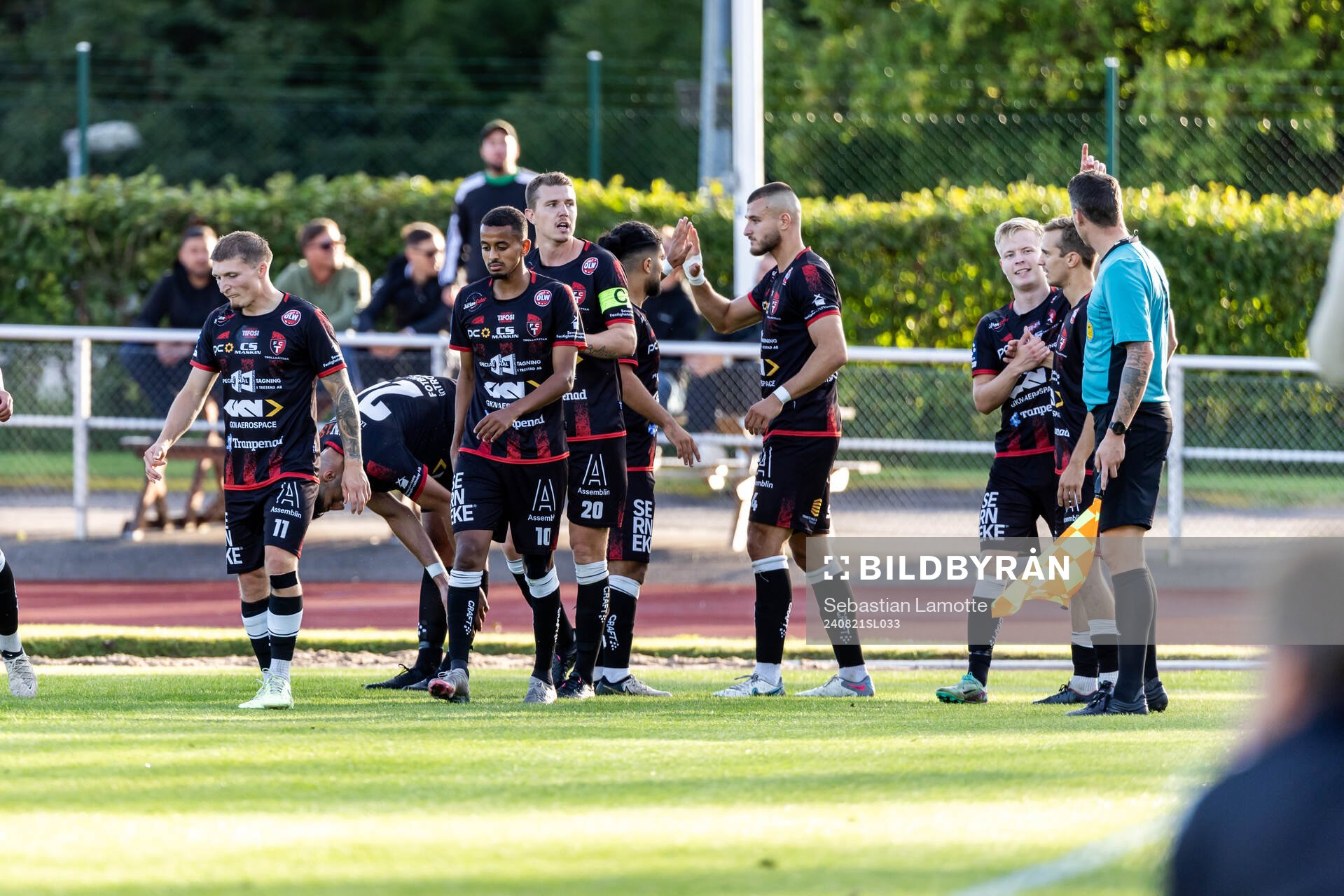 Trollhättans Kevin Liimatainen har gjort 2-2 och jublar
