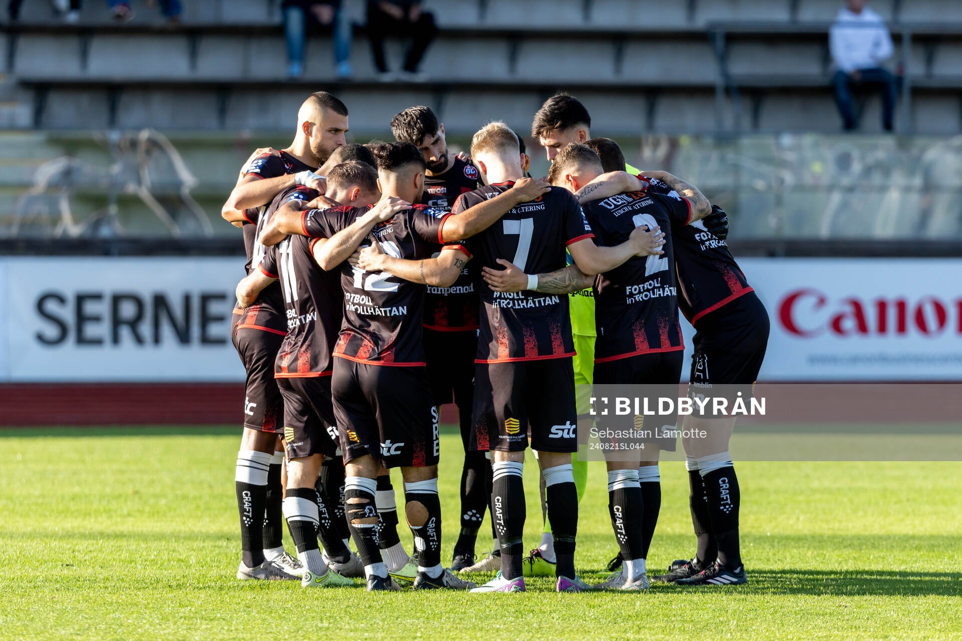 Trollhättans spelare laddar för match under fotbollsmatchen i Svenska Cupen mellan Trollhättan och GAIS den 21 augusti 2024 i Trollhättan.