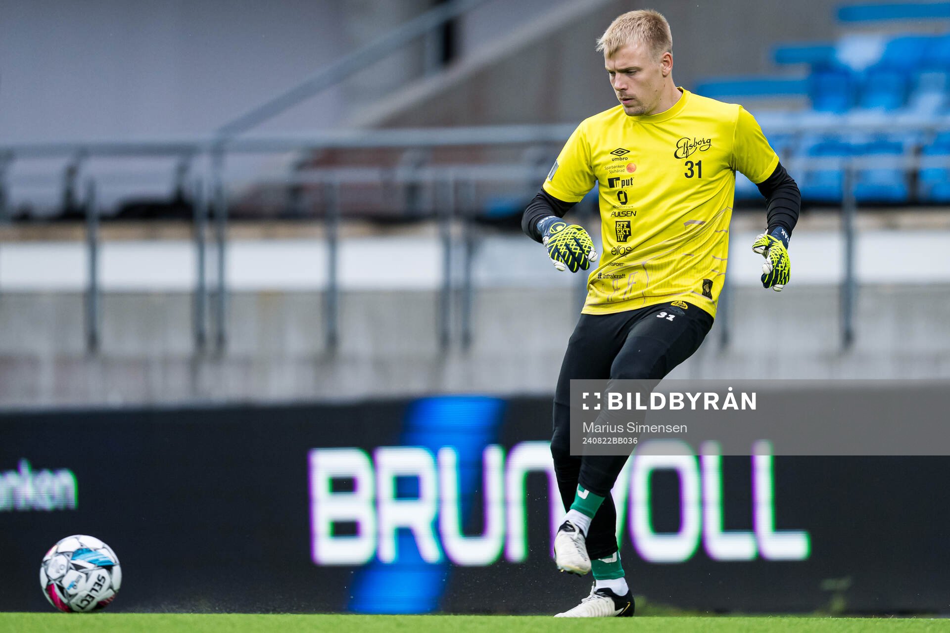 Isak Pettersson of Elfsborg warms up