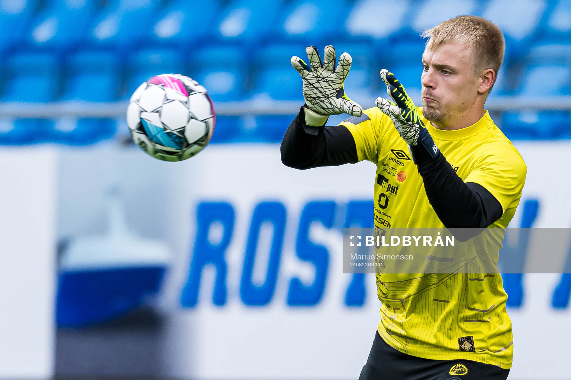 Isak Pettersson of Elfsborg warms up