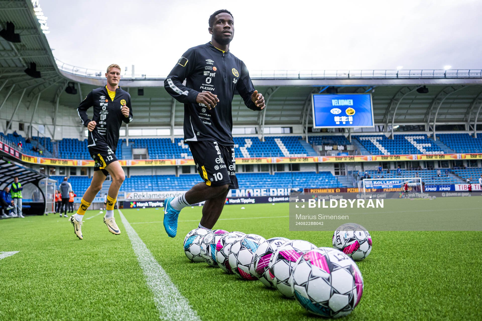 Michael Baidoo of Elfsborg warms up