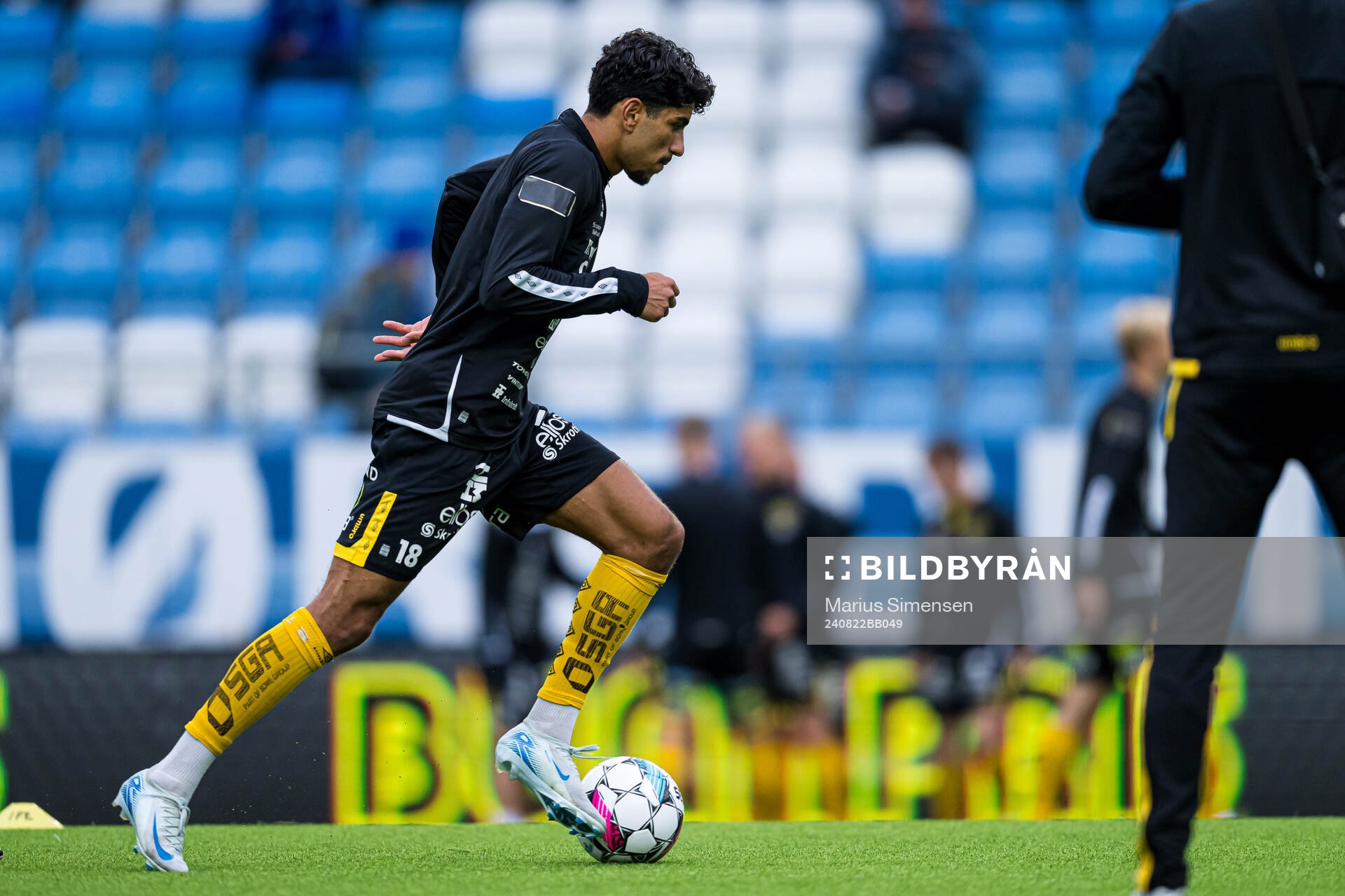 Ahmed Qasem of Elfsborg warms up