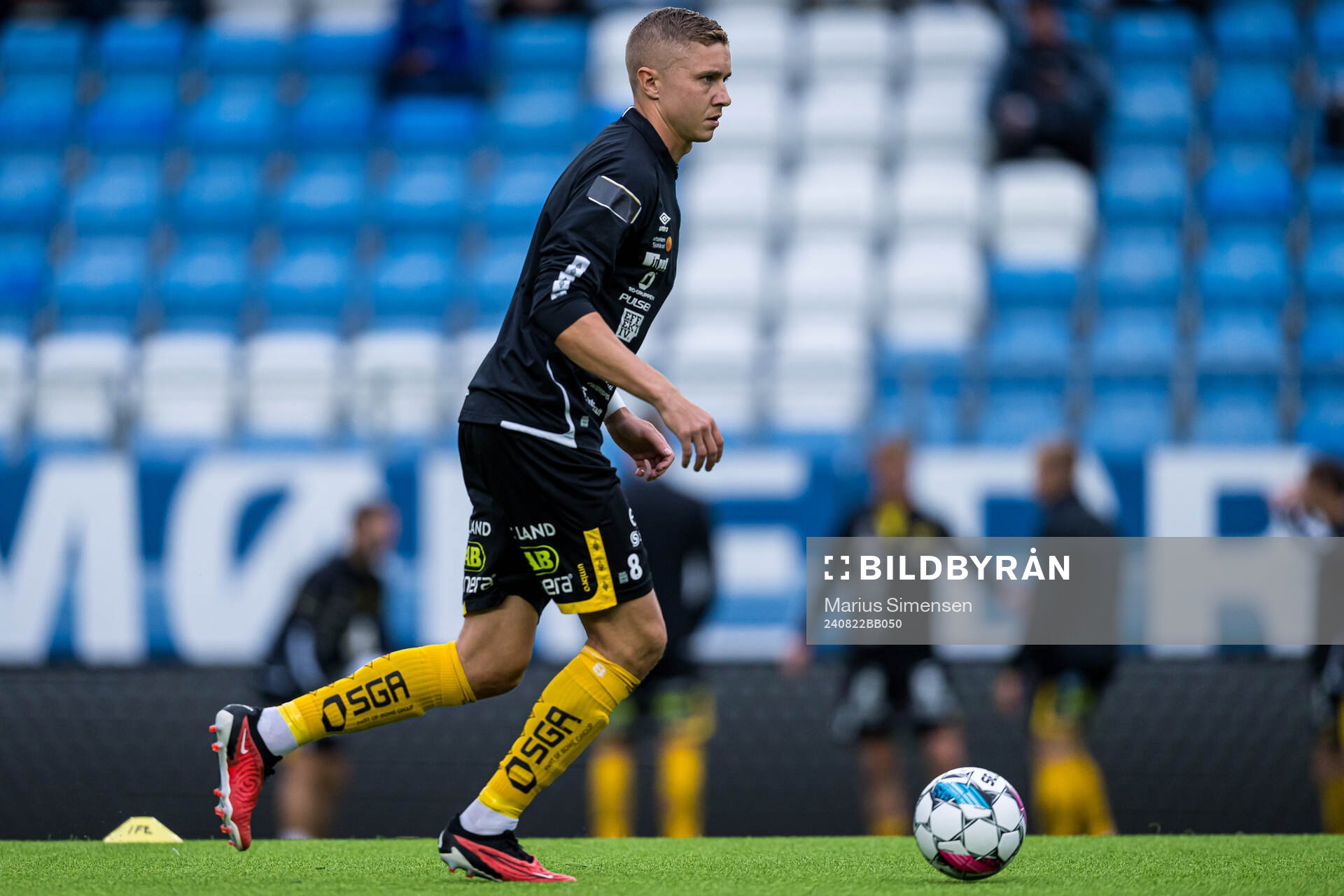 Sebastian Holmén of Elfsborg warms up