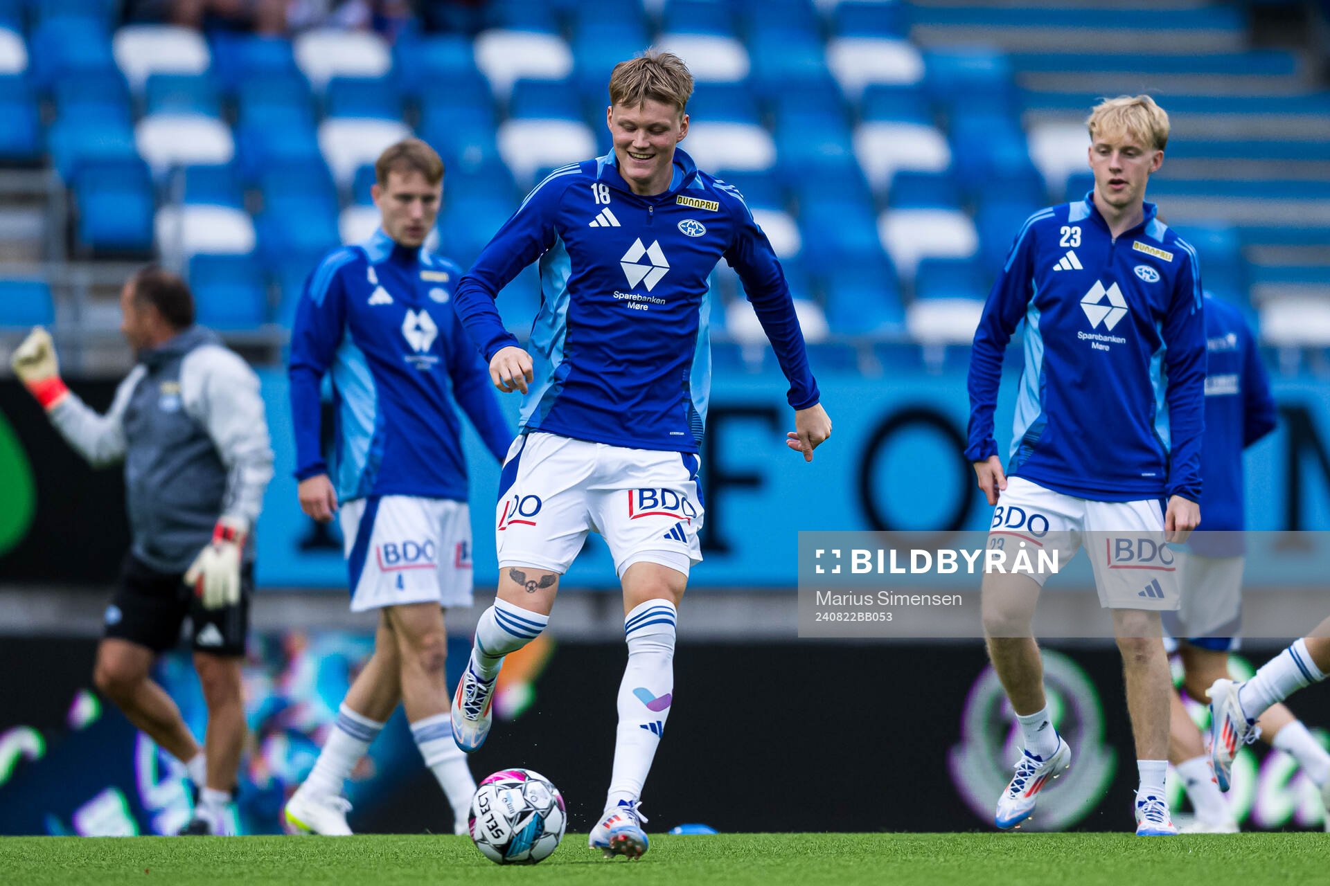 Halldor Stenevik of Molde warms up
