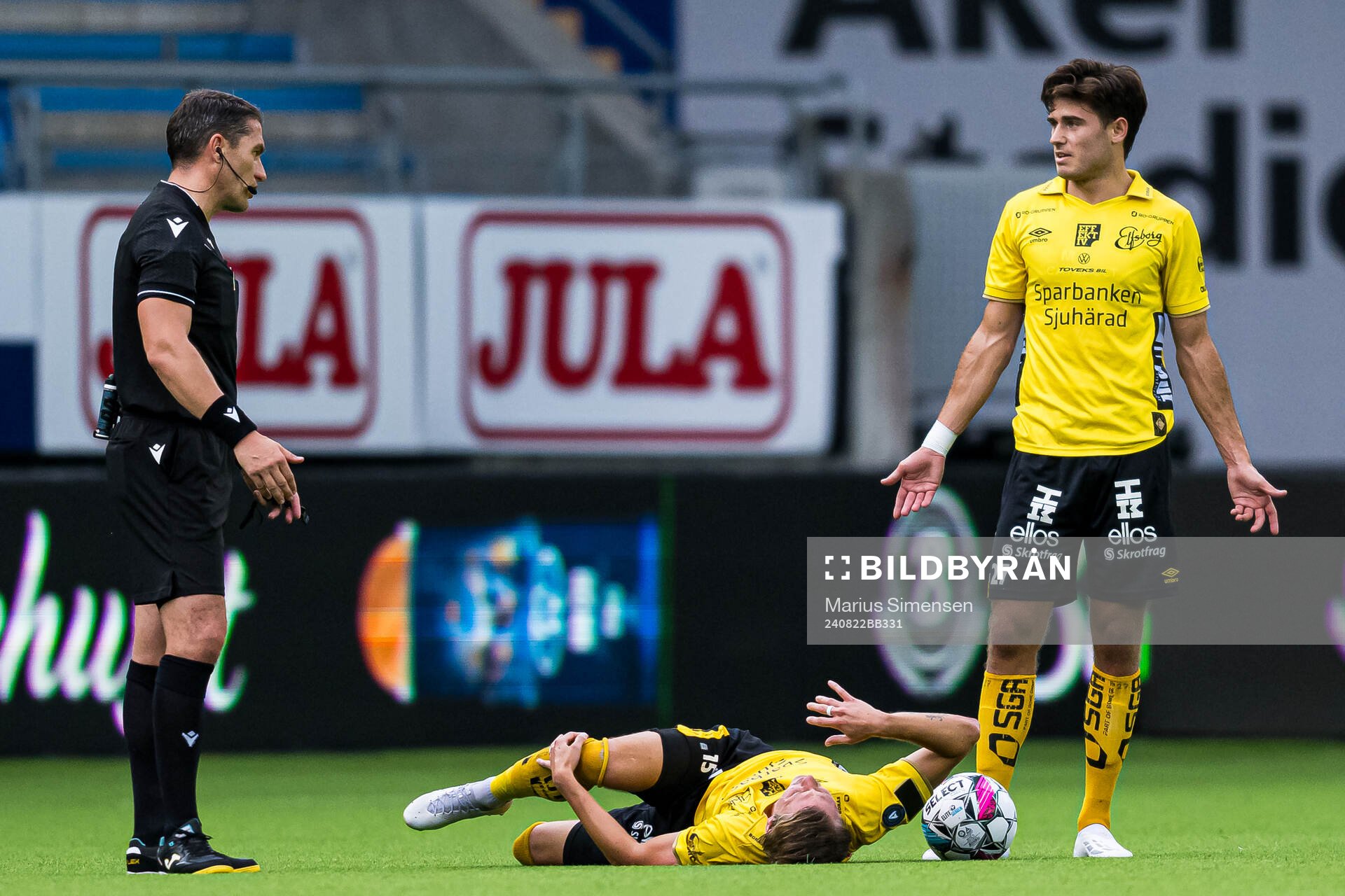 Simon Hedlund of Elfsborg with an injury