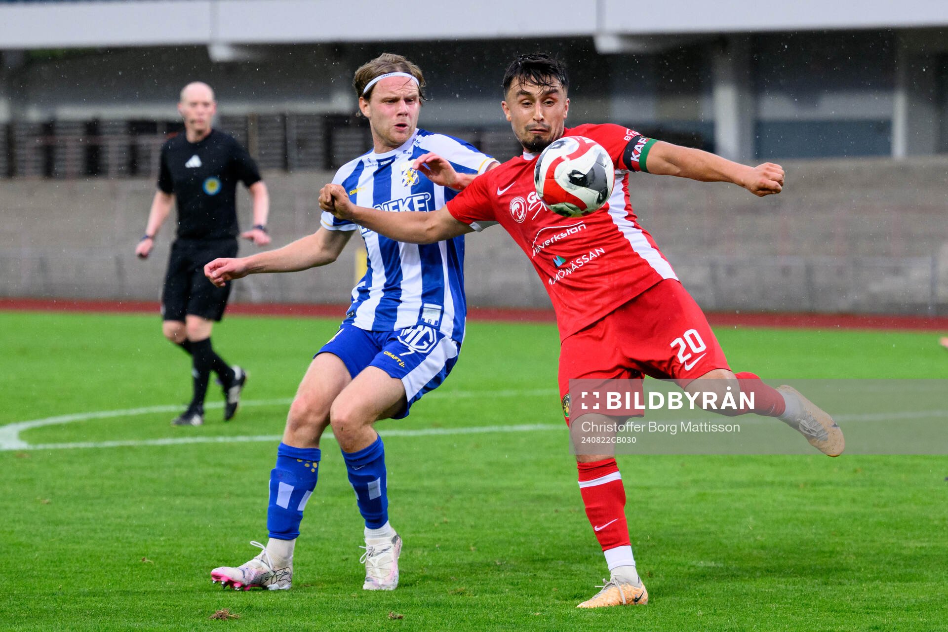 IFK Göteborgs Oscar Pettersson och Ariana FCs Arfanullah Habibi under fotbollsmatchen i Svenska Cupen mellan Ariana FC och IFK Göteborg den 22 augusti 2024 i Malmö.