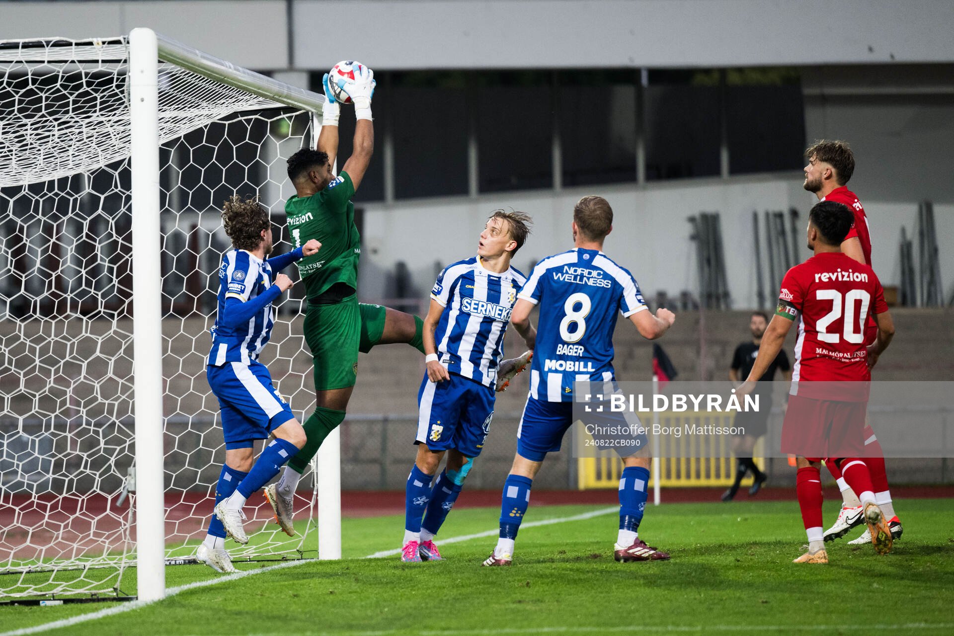 Ariana FCs målvakt Ovays Azizi och IFK Göteborgs Linus