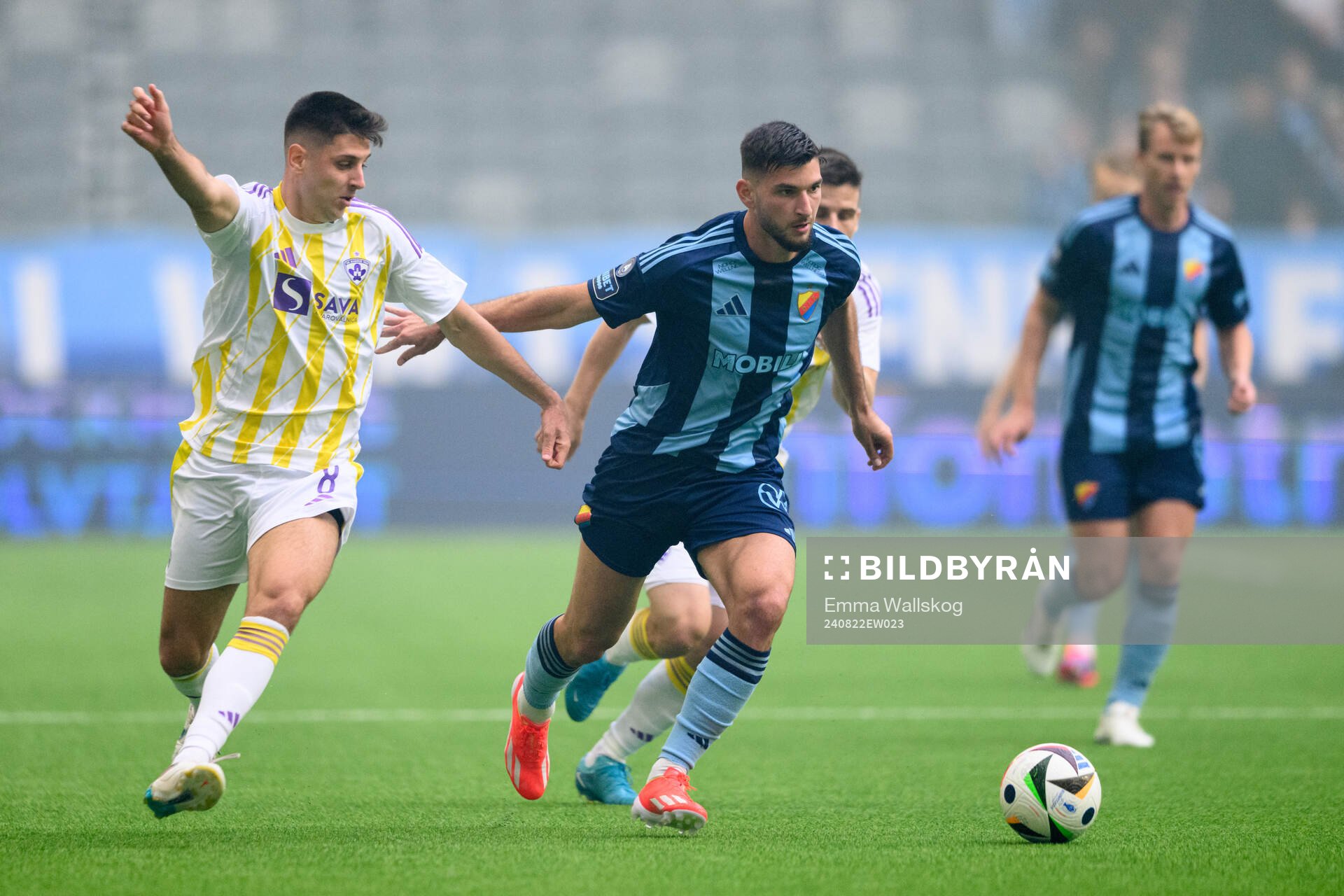 Marko Božic of Maribor and Besard Sabovic of Djurgården