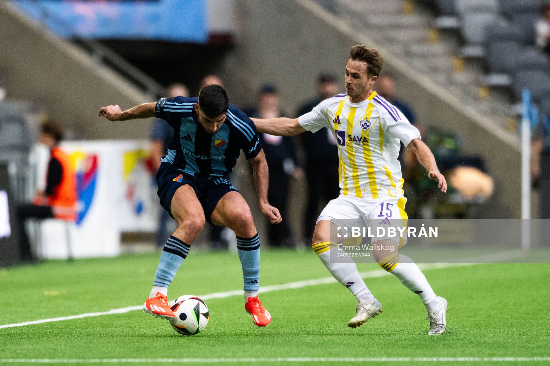 Besard Sabovic of Djurgården and Jan Repas of Maribor