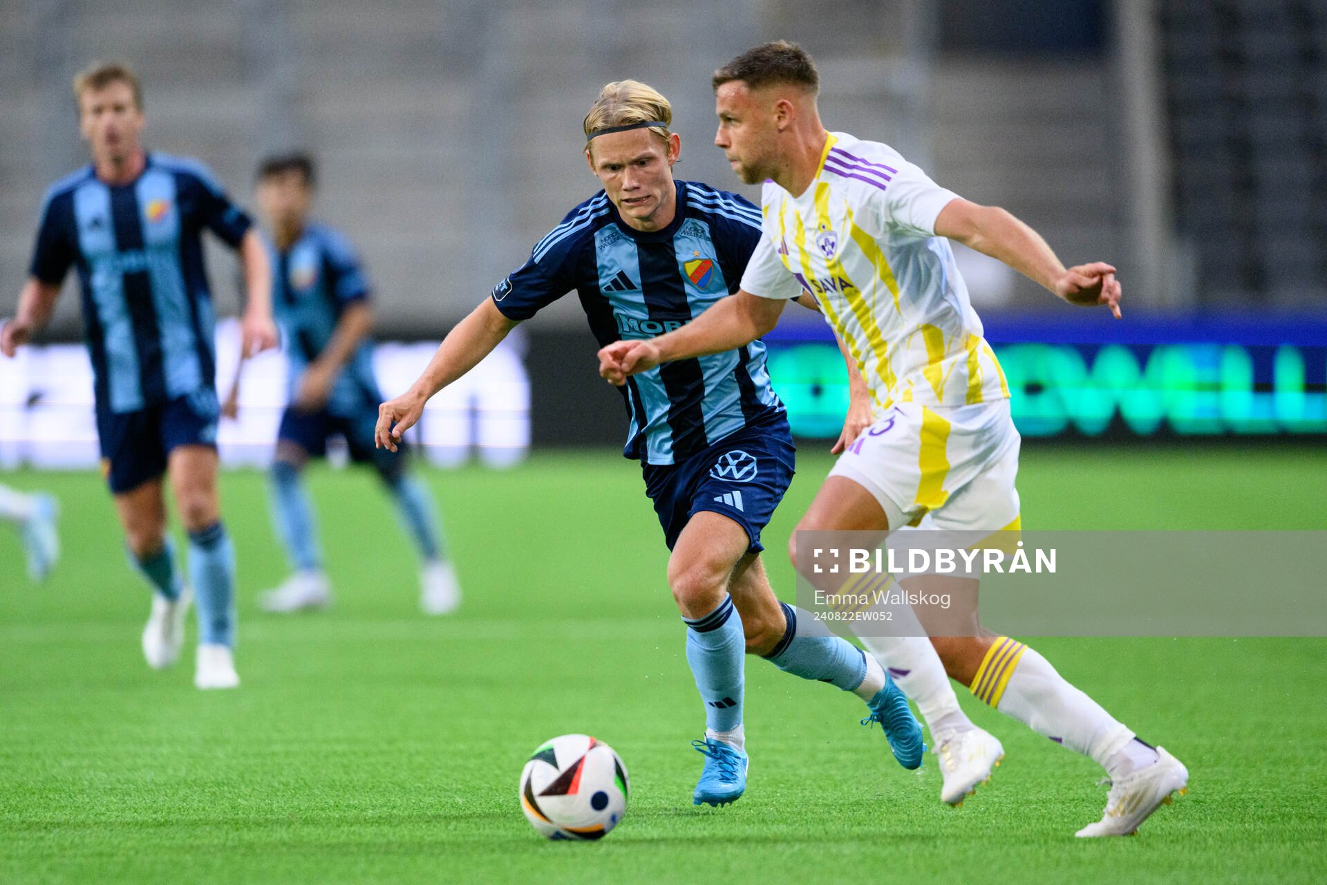Tobias Gulliksen of Djurgården and Pijus Sirvys of Maribor