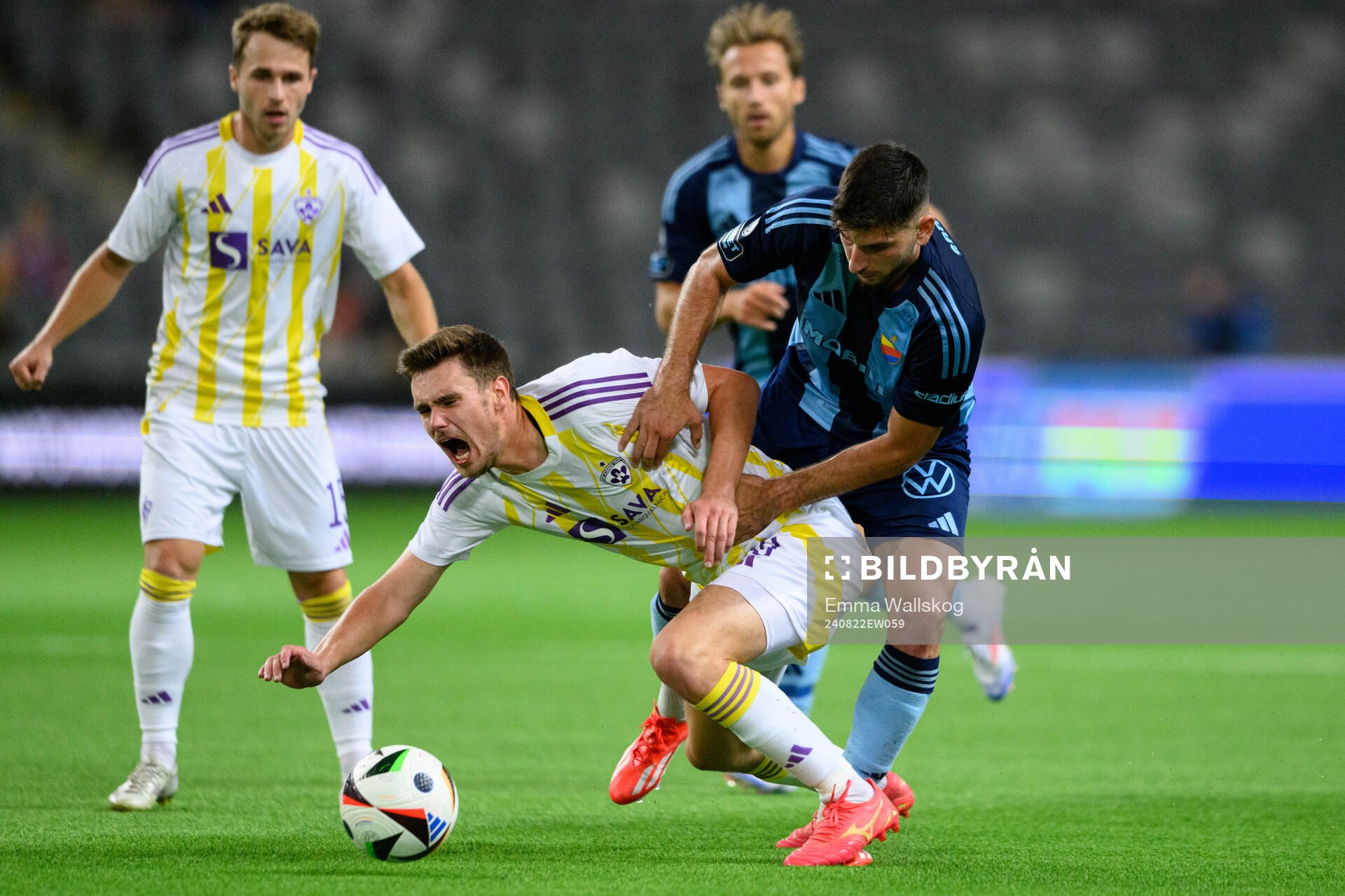 Lan Vidmar of Maribor and Besard Sabovic of Djurgården