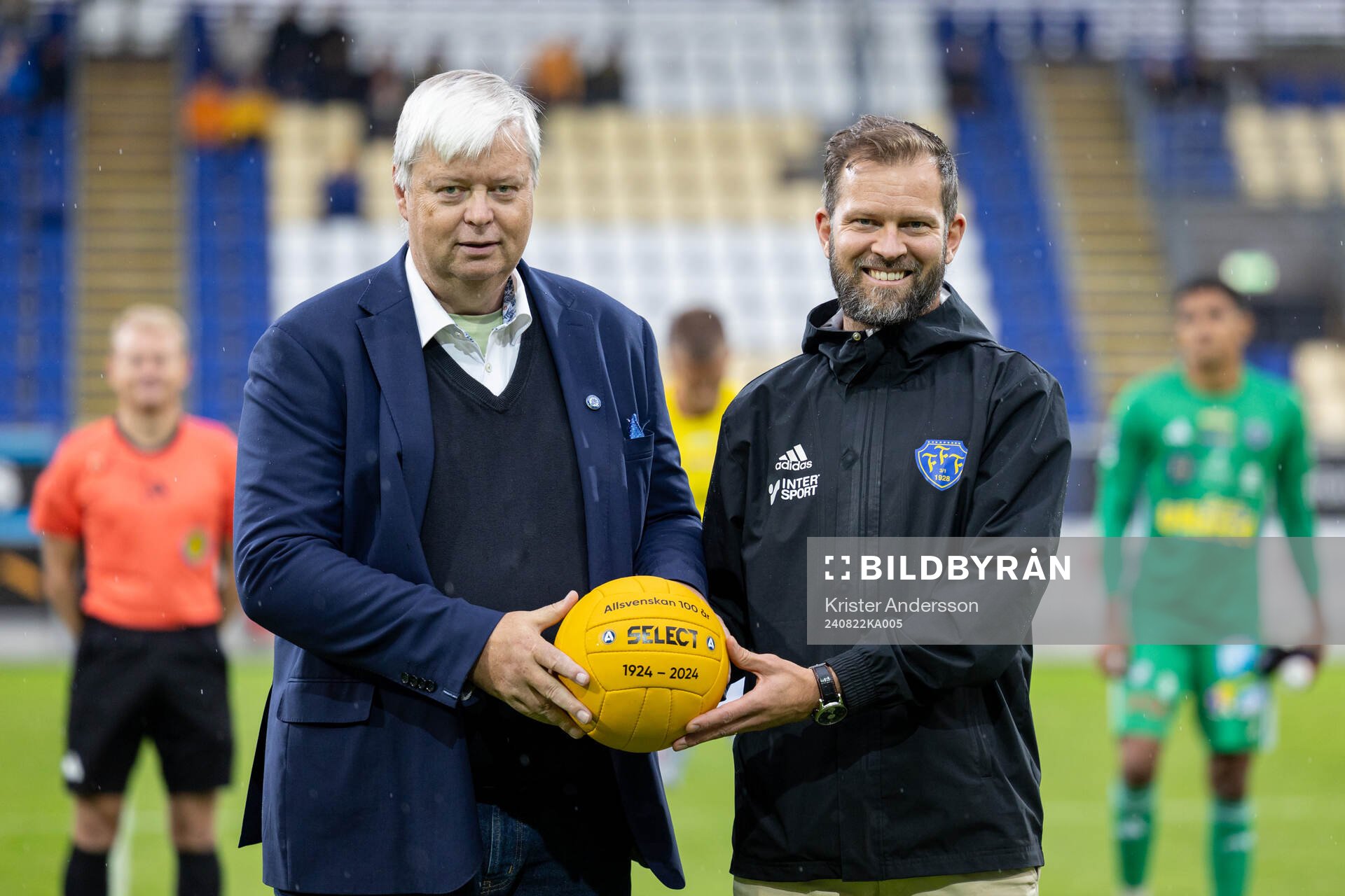 Ola Ryden, SEF, lämnar över en jubileumsboll till