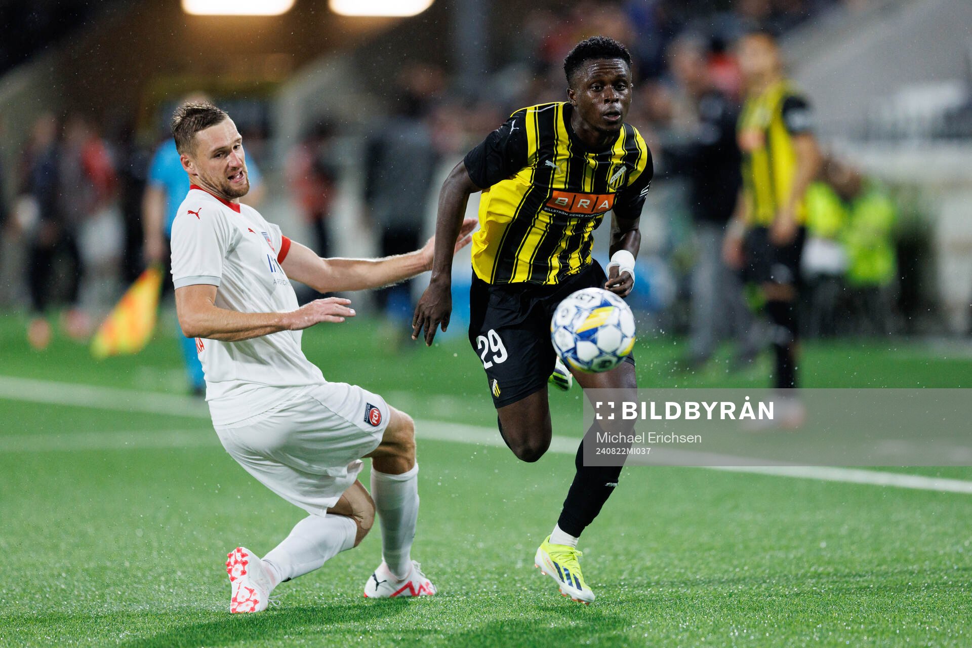 Marnon Busch of Heidenheim and Zeidane Inoussa of Häcken