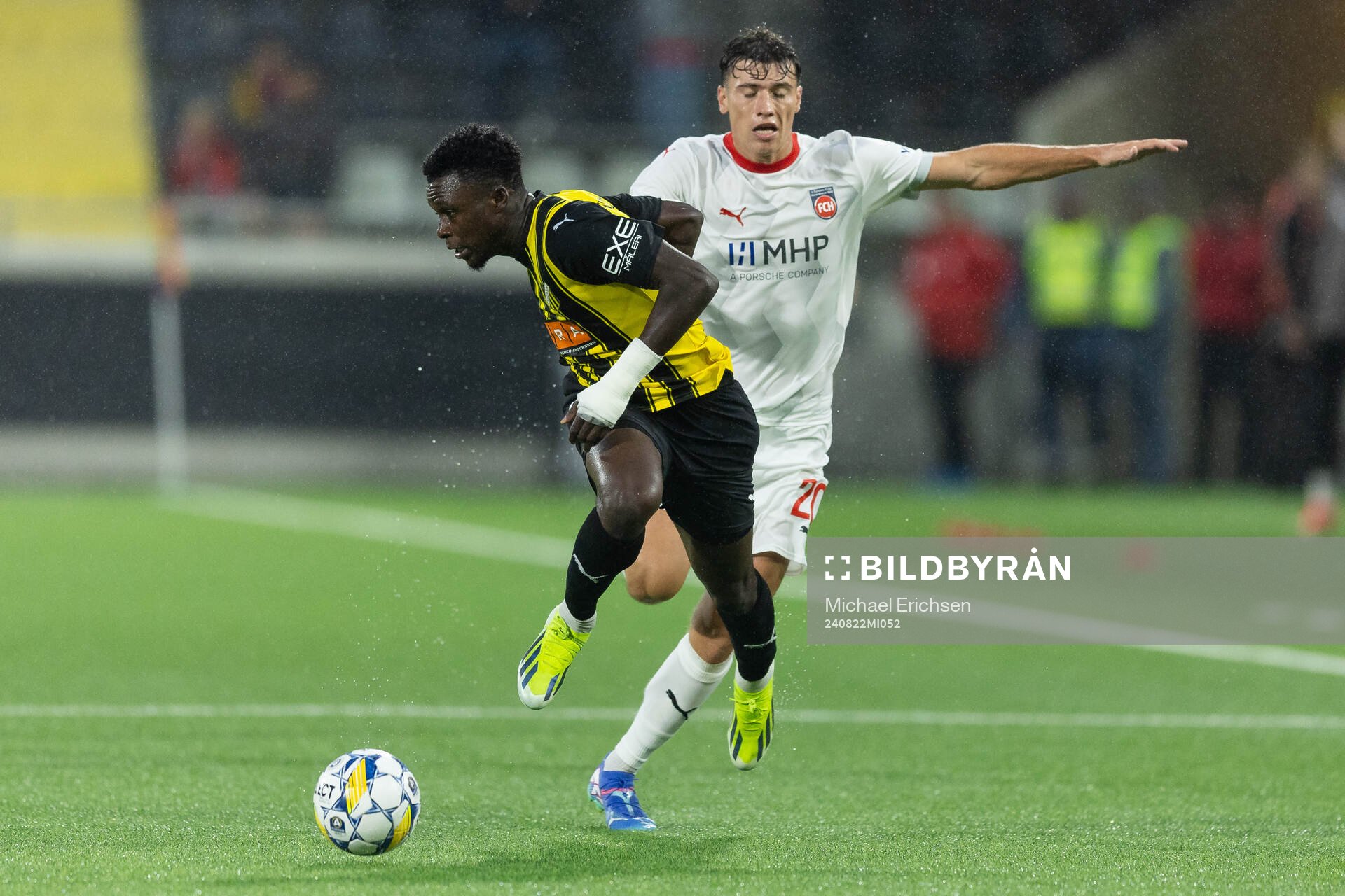 Zeidane Inoussa of Häcken and Luca Kerber of Heidenheim